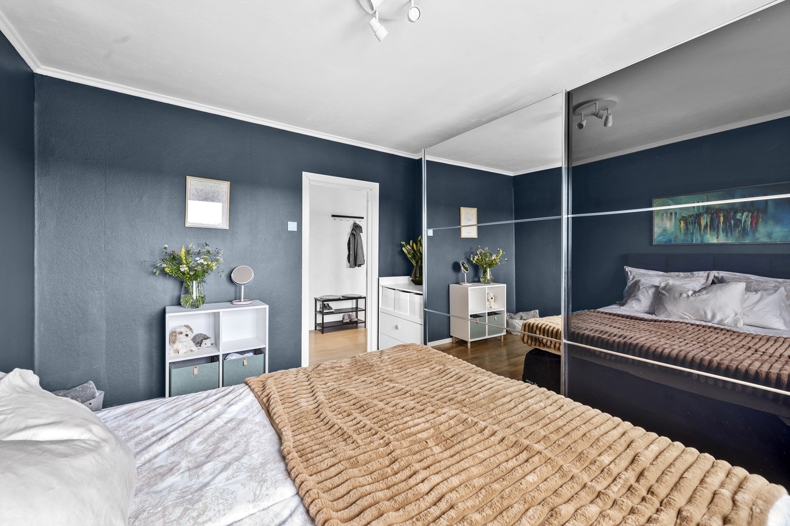 Soverommet har speilskap med god oppbevaringsplass. Galleribilde