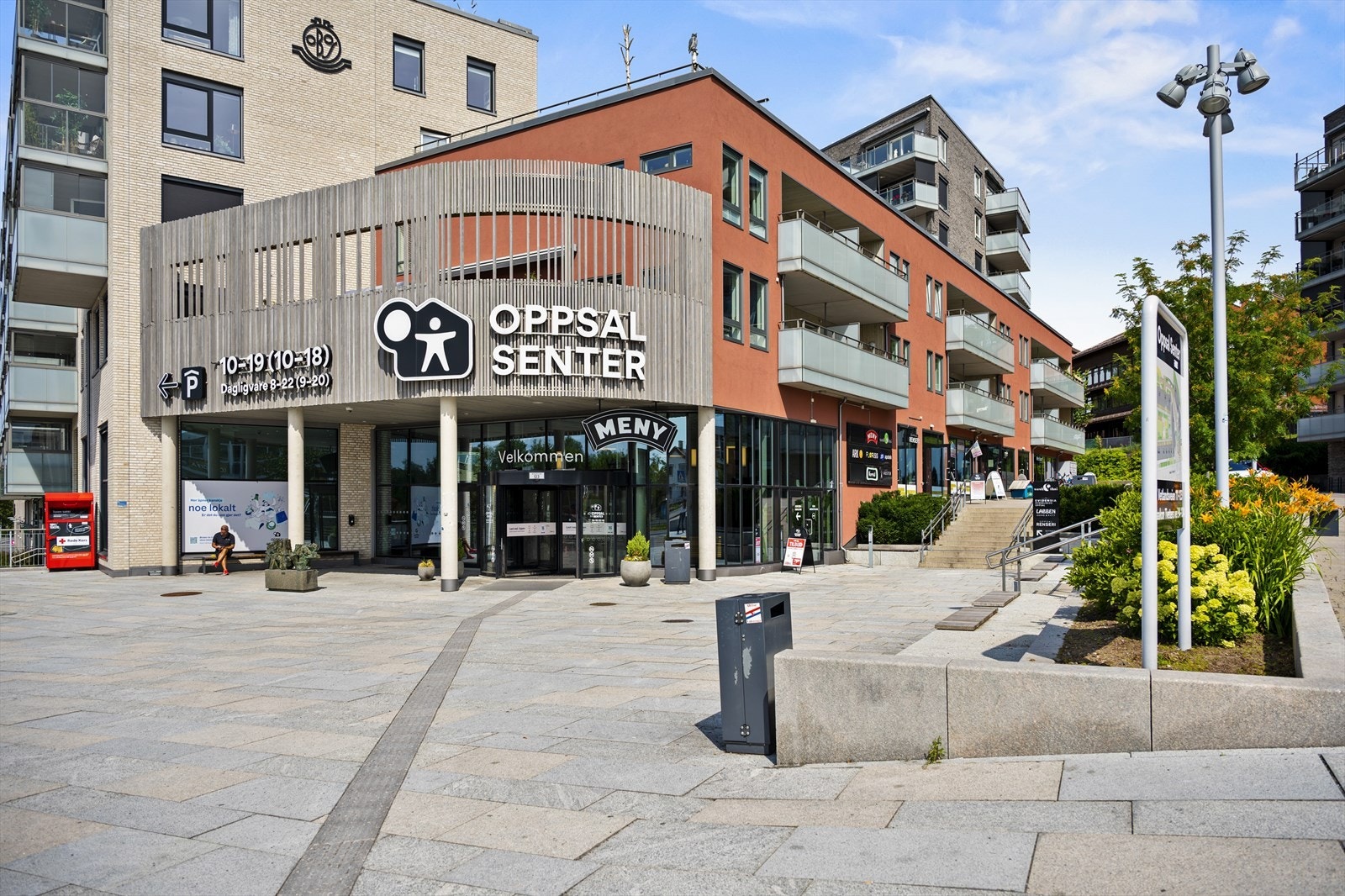 Oppsal Senter med butikker og fasiliteter i nærheten. Galleribilde