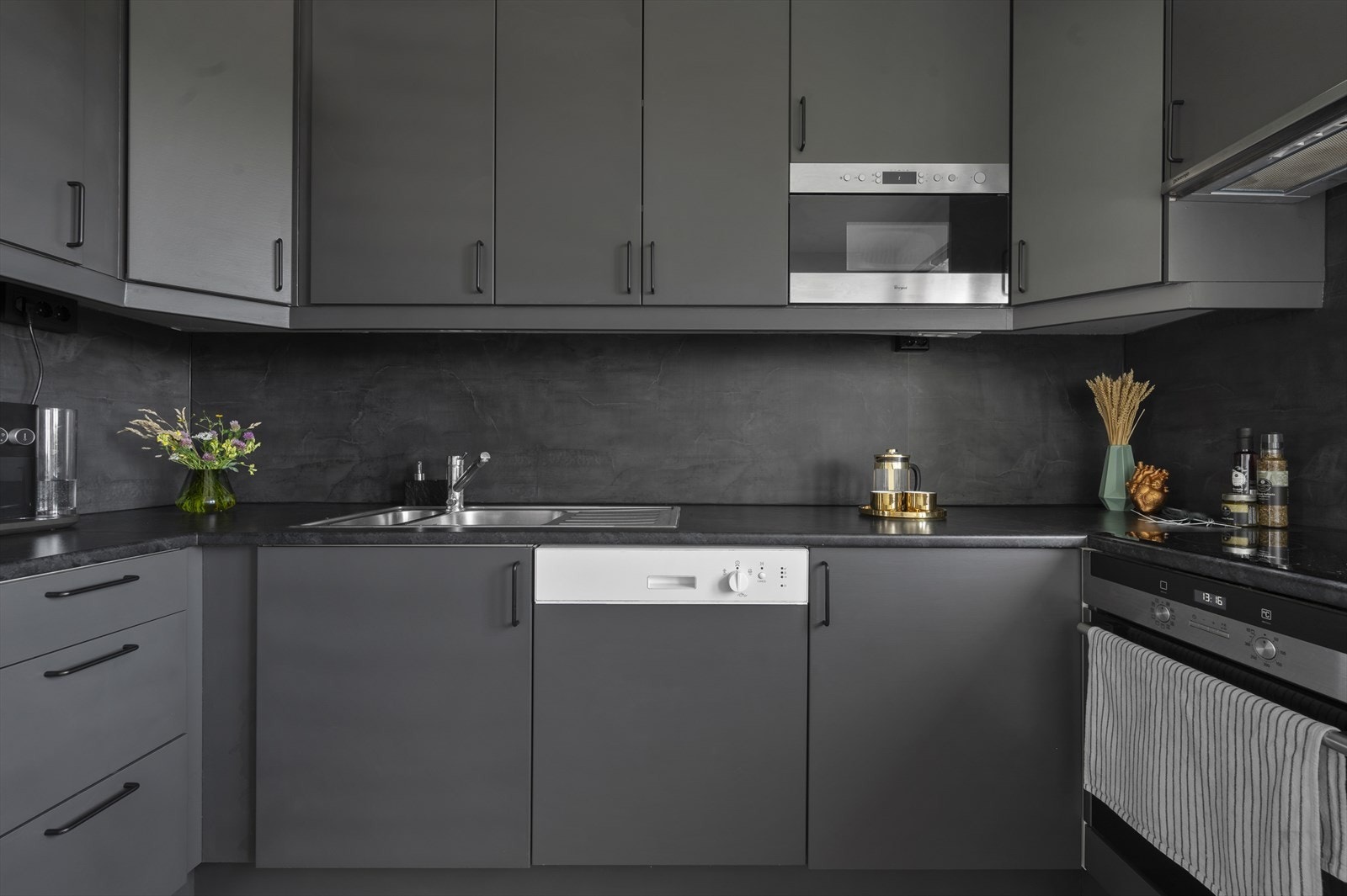 Stilrent kjøkken med mye skapplass. Galleribilde