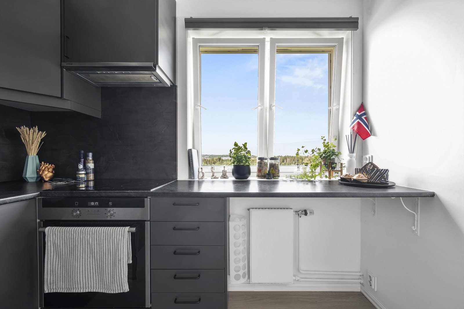 Kjøkkenet har store vinduer og flott utsikt. Galleribilde