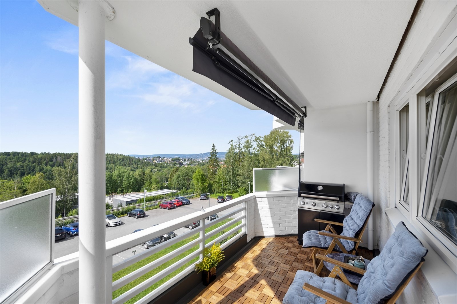 Her har du plass for utemøbler og grill, samt plass for å pynte med blomster og lykter. Galleribilde