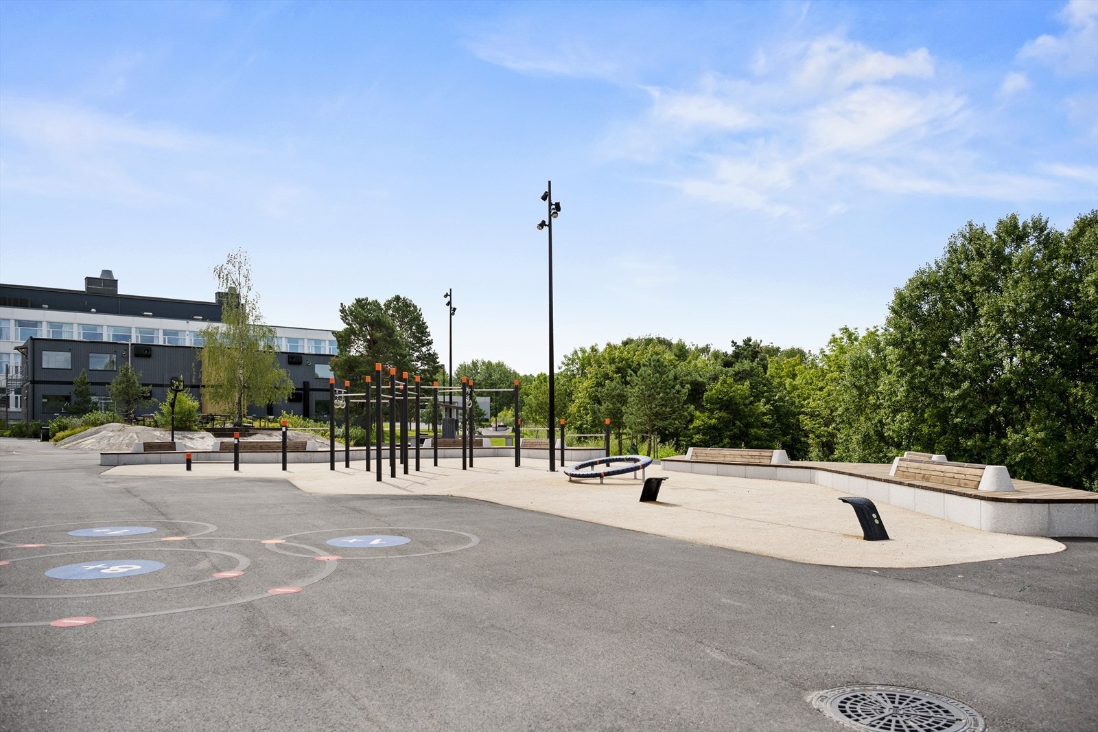 Lekeplass og aktivitetsområde i nærheten. Galleribilde