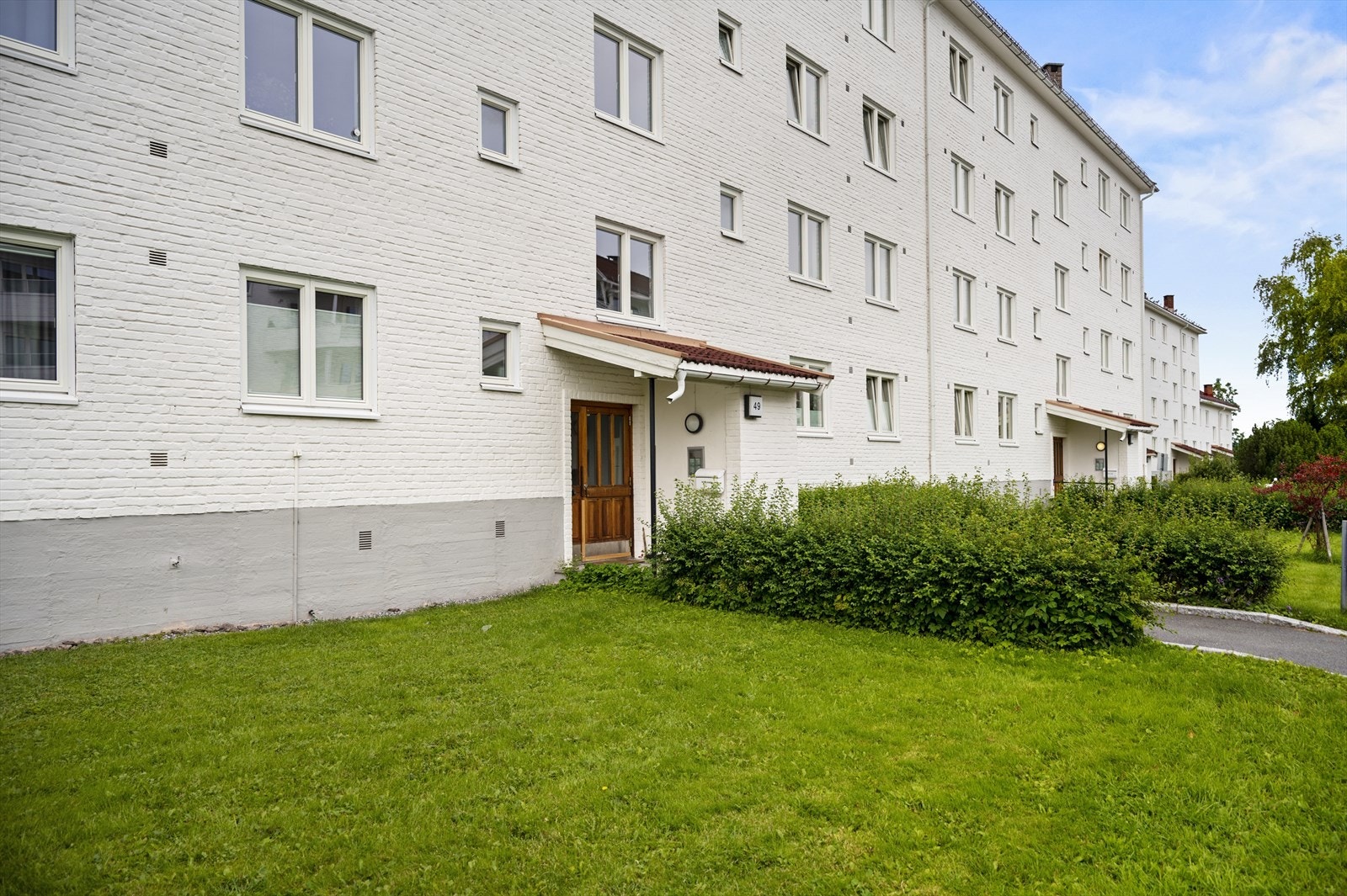 Inngangsparti med grøntarealer og lett adgang. Galleribilde