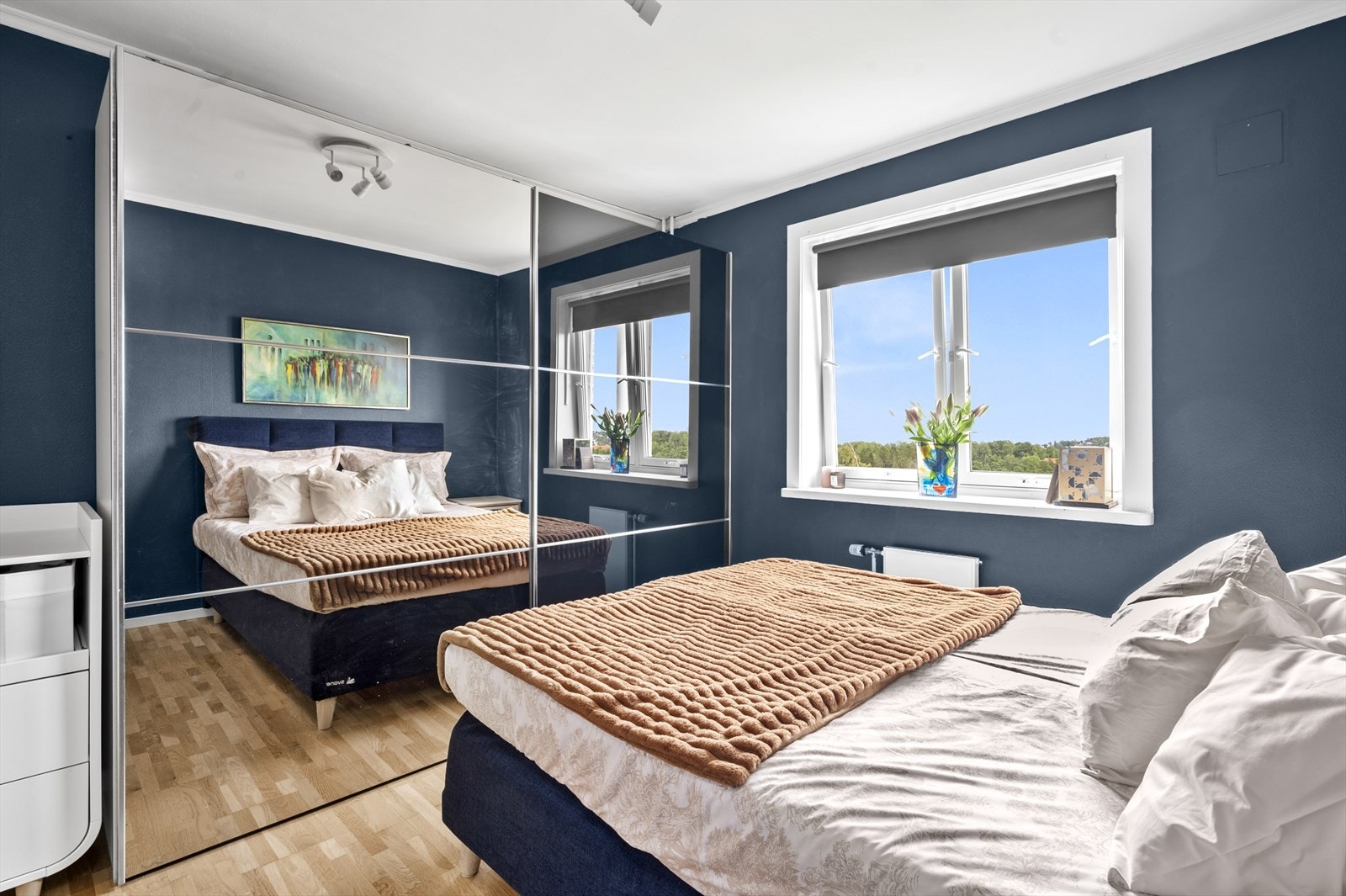 Store vinduer slipper inn godt med dagslys. Galleribilde