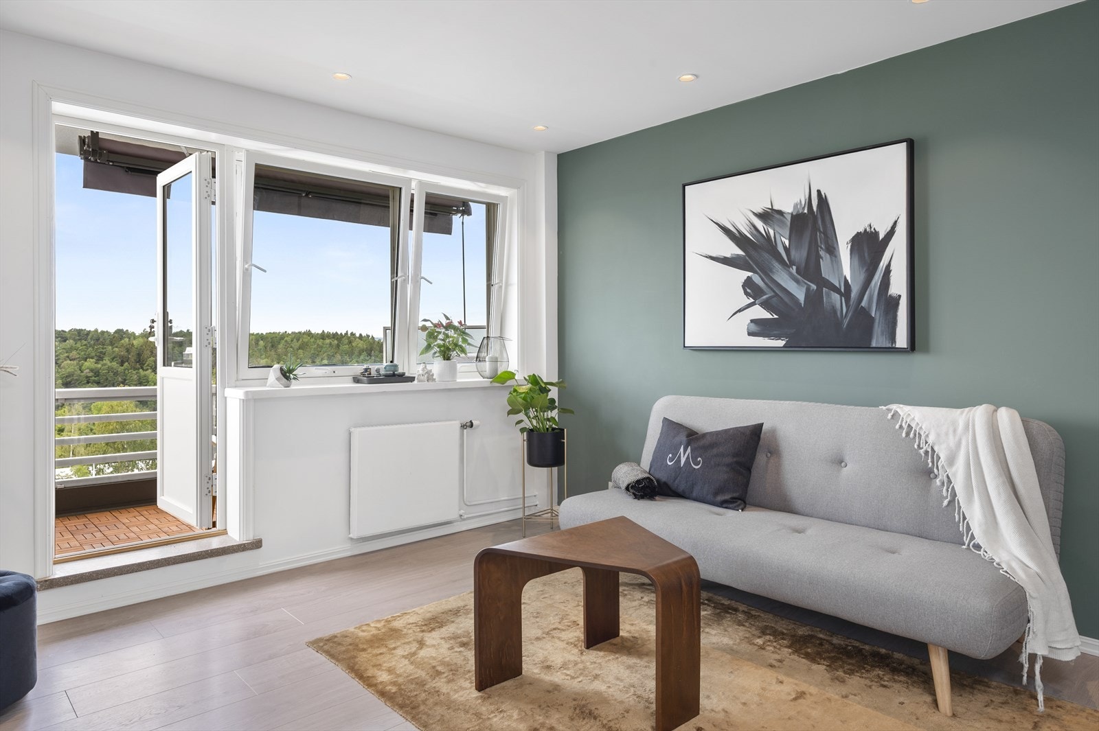 Stue med utgang til balkong og nydelig utsikt. Galleribilde