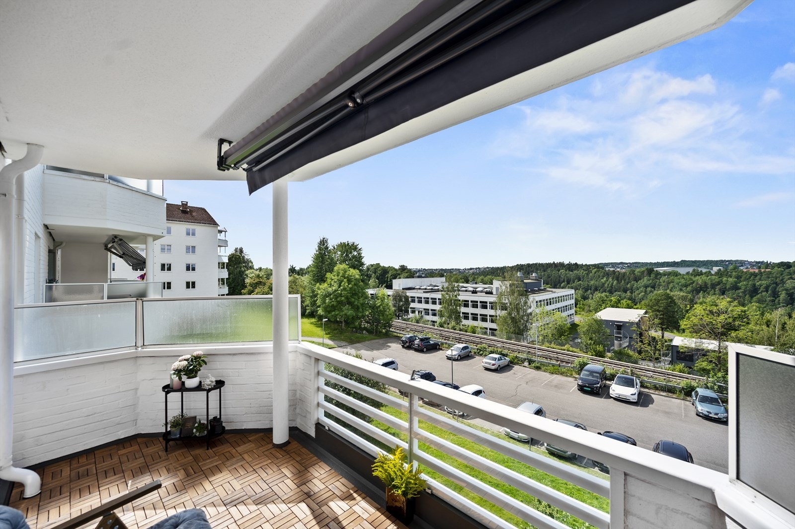 En moderne og innbydende 2-roms beliggende i 3. etasje med god utsikt. Galleribilde