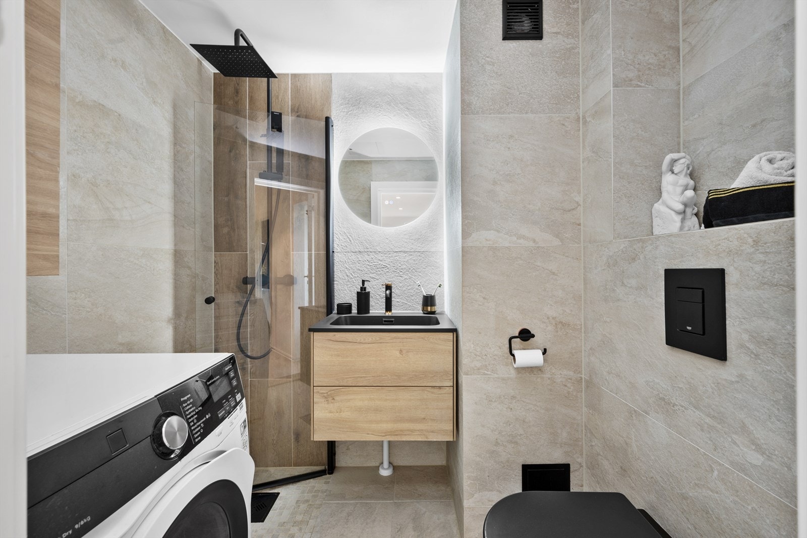 Badet er ifølge eier pusset opp i 2023 med nye varmekabler, betonggulv, nytt hjelpesluk, ny membran på vegger og i dusjsonen, nye fliser, samt nytt sanitærutstyr og inventar. Galleribilde