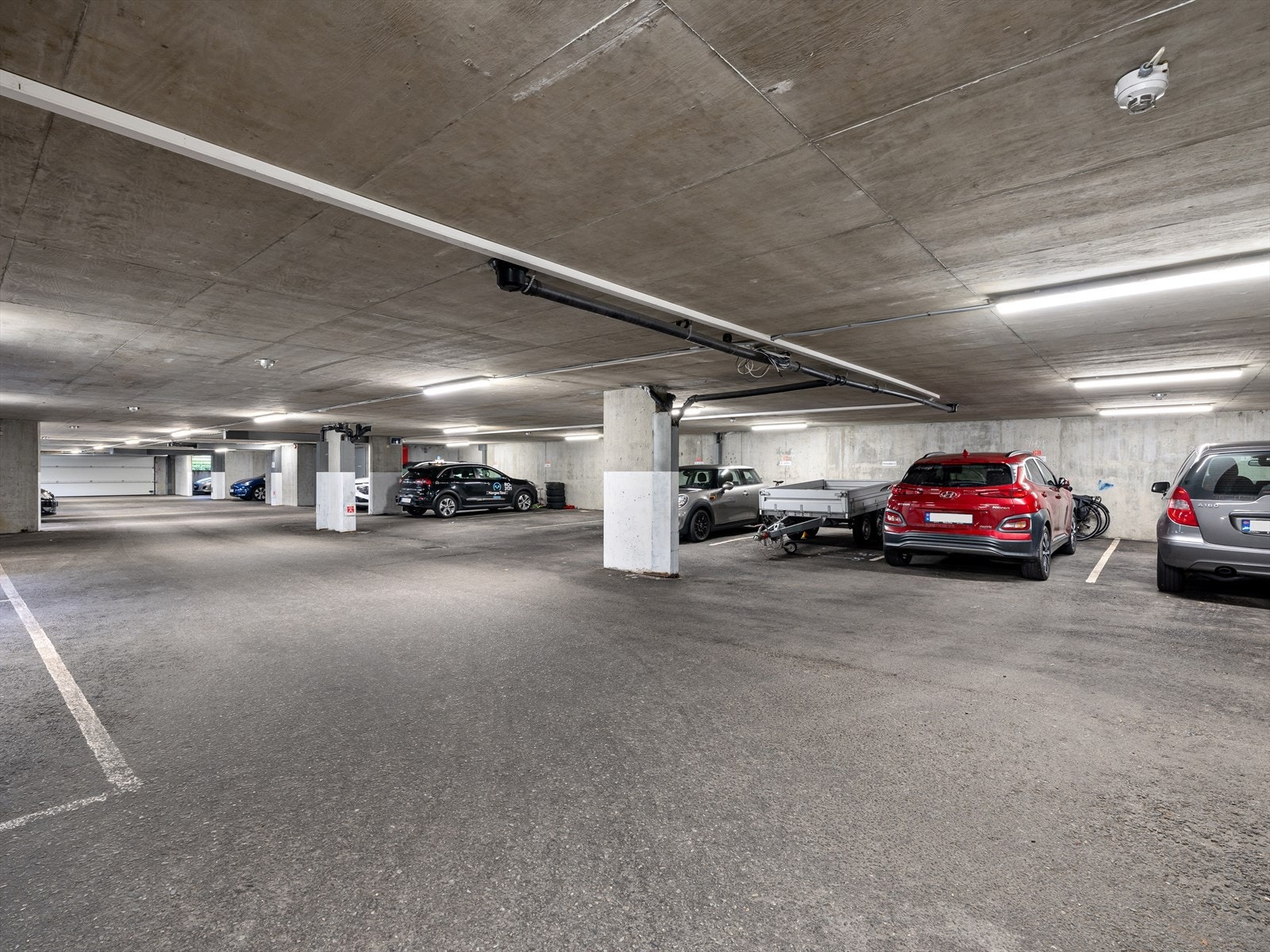 Fast parkering i lukket anlegg merket H0401/nr 68 (nytt og gammelt nr) Galleribilde