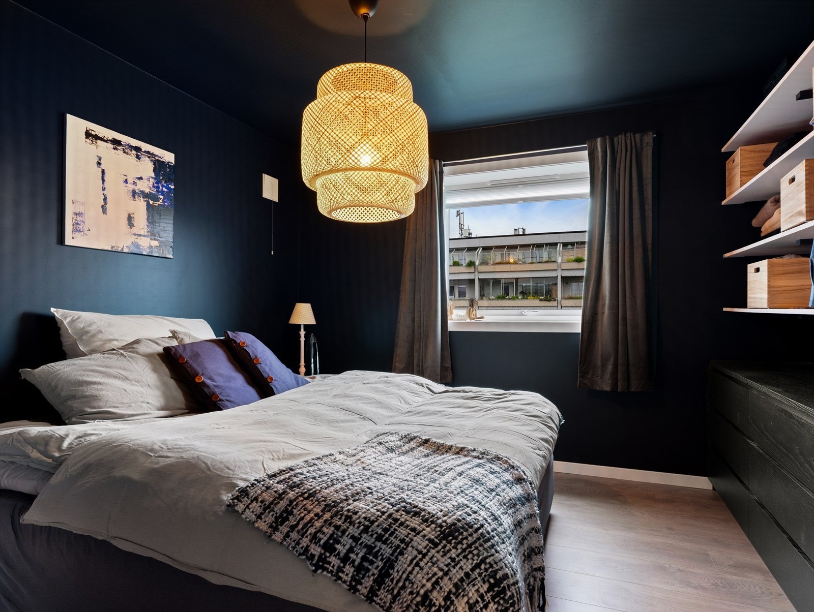 Hovesoverom med hyller og kommoder Galleribilde