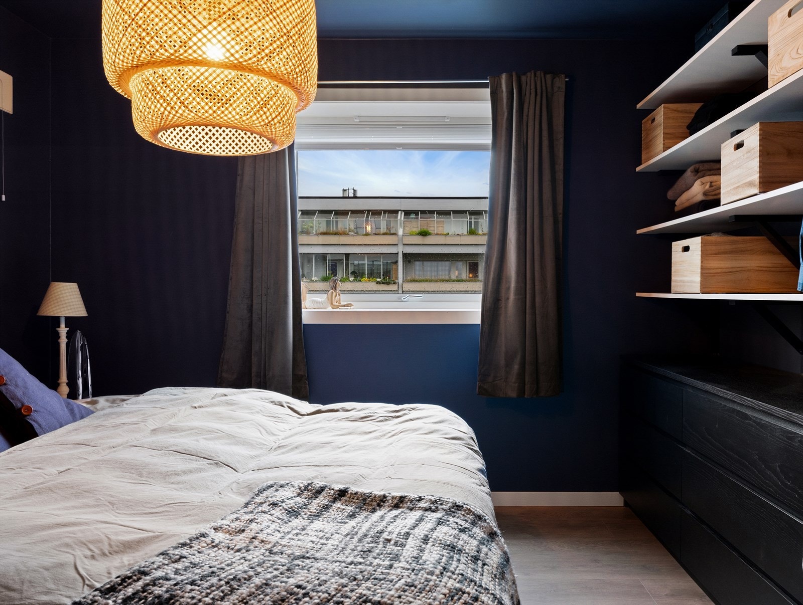 Hovedsoverom med hyller og kommoder Galleribilde