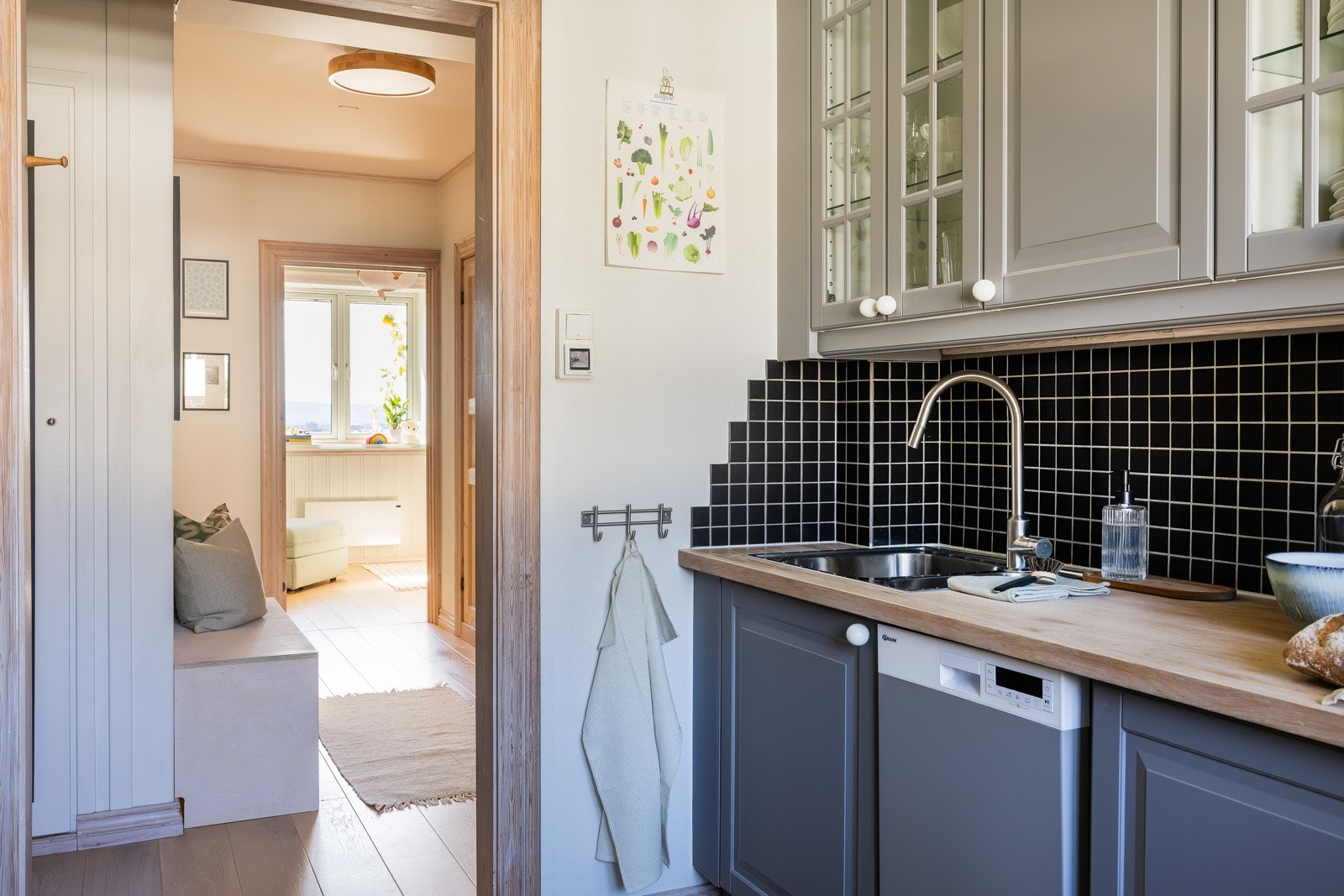 Malte fyllingsfronter, hvor fire av frontene har glassfelt. Benkeplaten i finert eik ble pusset og nyoljet i 2024. Galleribilde