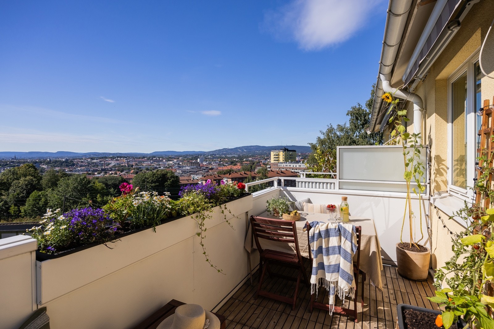 Stor balkong på 8 kvm. Trefliser, stikkontakt og utelys tilgjengelig. Tillatt med elektrisk grill. Galleribilde