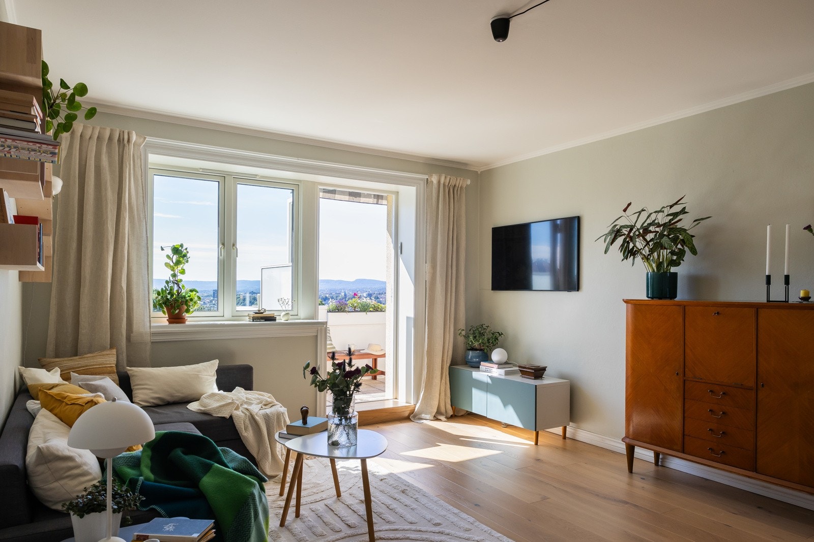 Stuen er romslig og usjenert med en takhøyde på 2,6 meter. Galleribilde