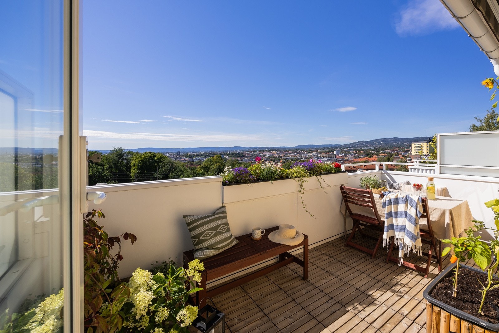 Høyt og fritt i toppetasje med utmerkede utsikts- og lysforhold. Galleribilde