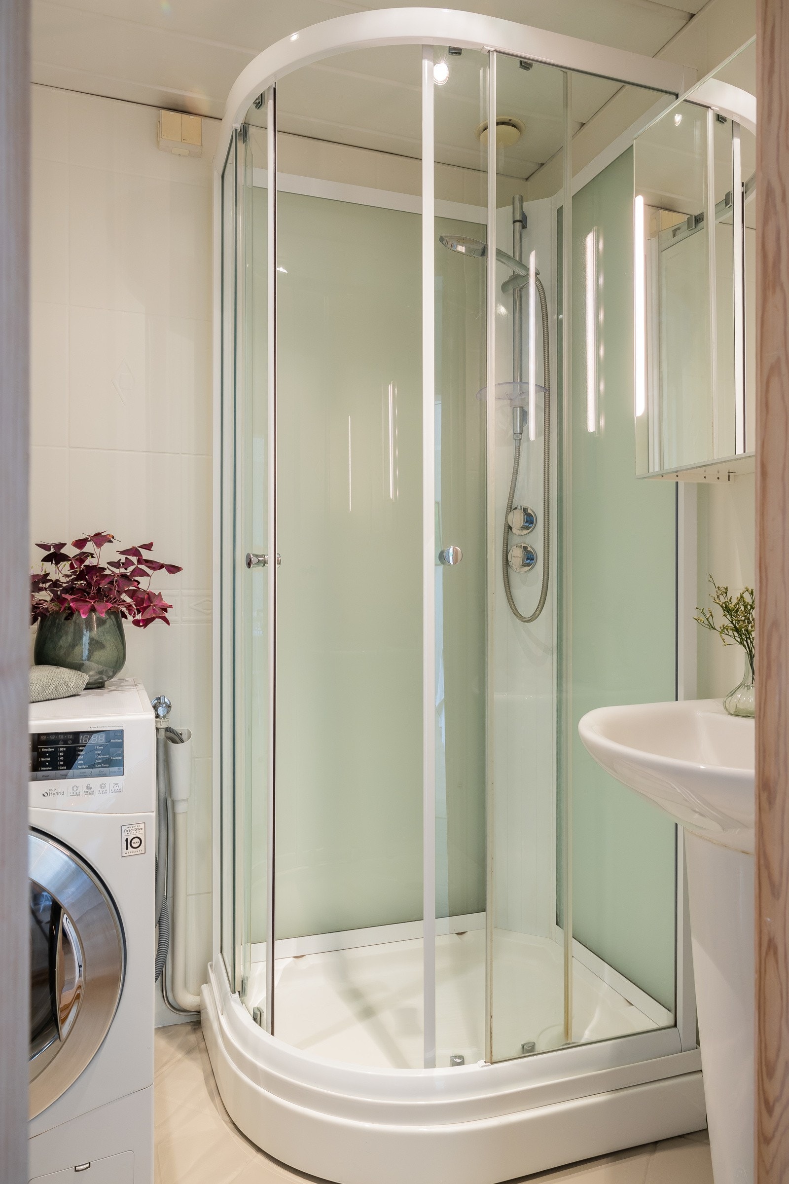 Badene i borettslaget ble opprinnelige rehabilitert i 1996 - 99. Badet ble malt i 2024 av nåværende eier. Vaskemaskin og tilgang til fellesvaskeri. (Vaskemaskin følger med) Galleribilde