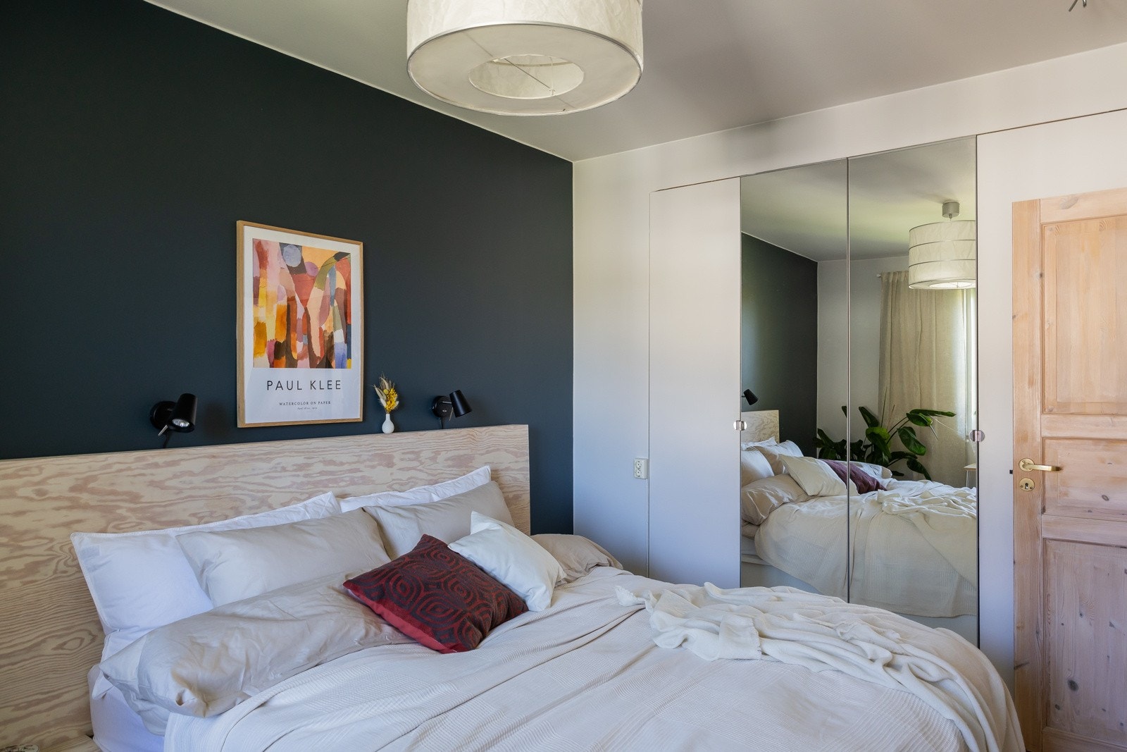 Garderobeskap samt plass til dobbeltseng. Galleribilde