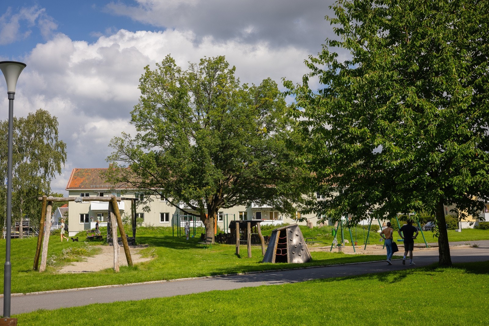 Et stort parklignende grøntareal ligger mellom blokkene som brukes flittig av beboerne til grilling, fester, lek og solbading. Galleribilde