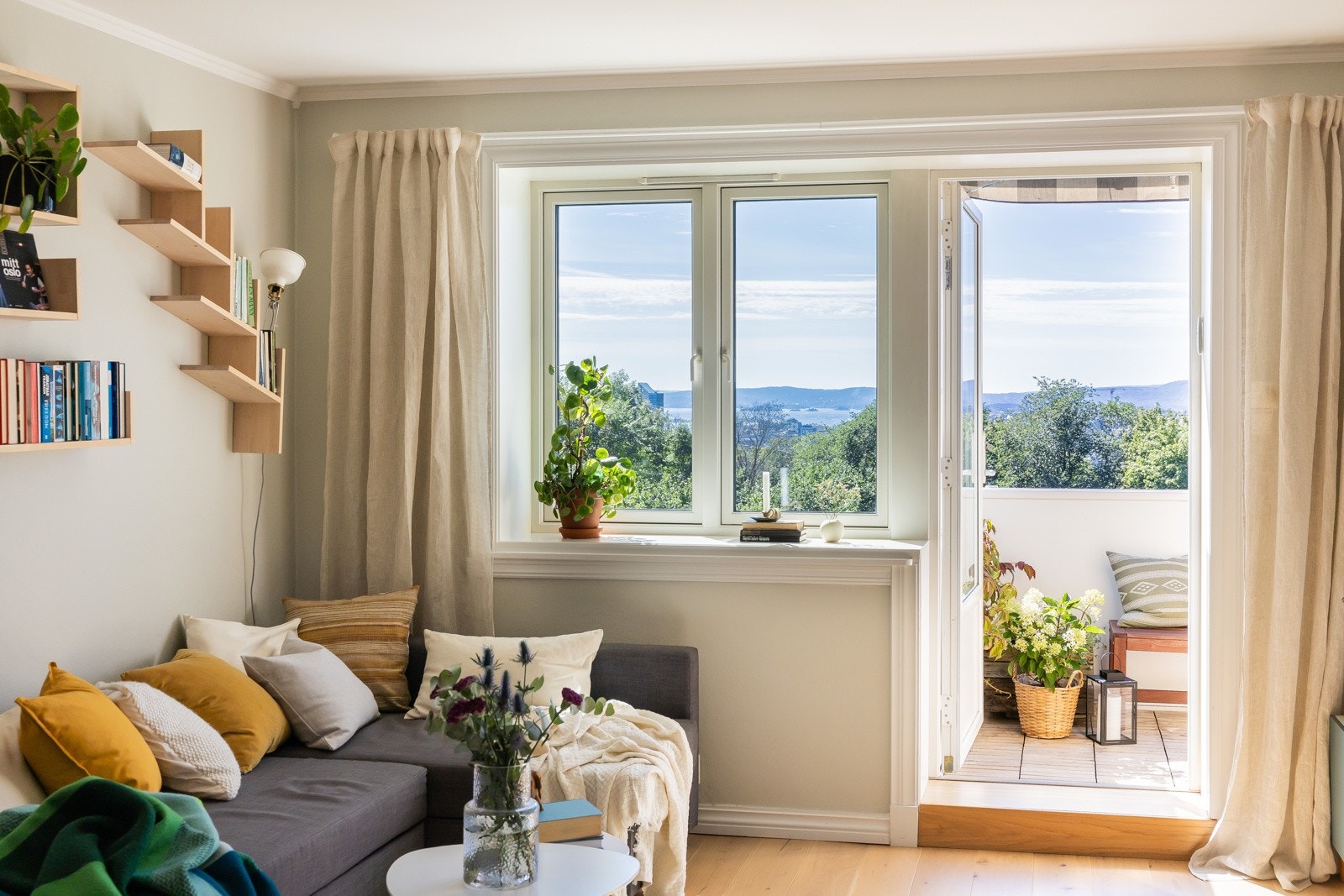 Den nydelige utsikten fra stue og balkong er virkelig et blikkfang. Galleribilde