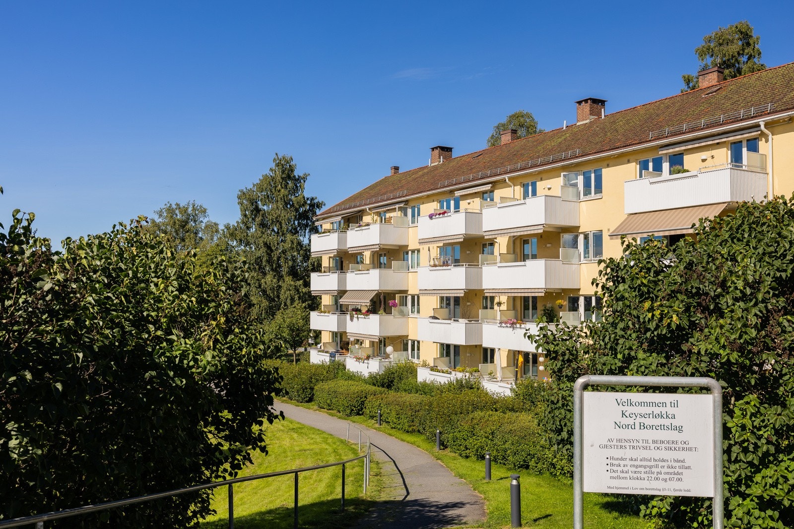 Fasaden gir et godt førsteinntrykk da borettslaget har oppgraderte fasader, vinduer, balkonger m.m. Galleribilde