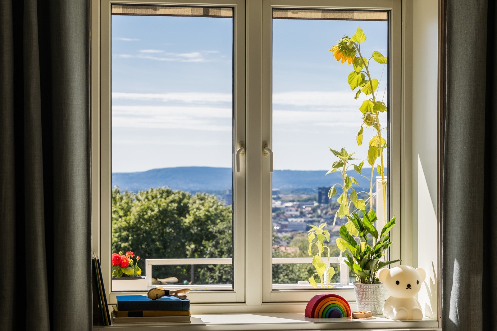 Vindu gir fantastisk utsikt over byen mot sørvest. Galleribilde