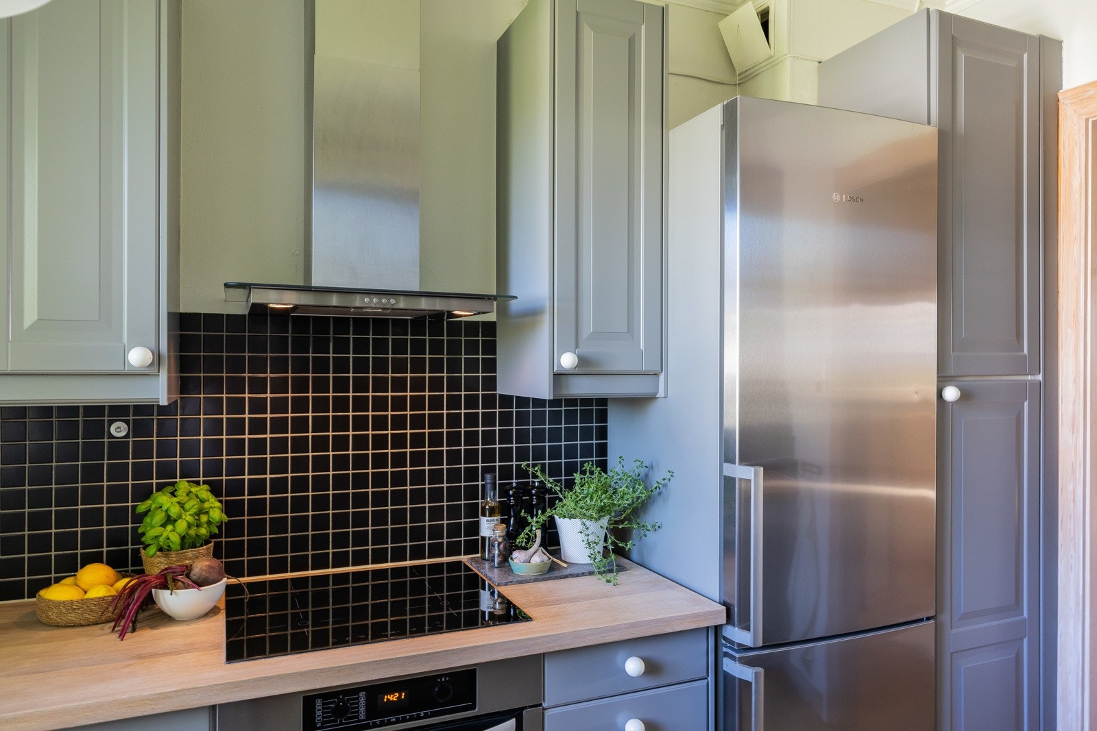 Integrerte hvitevarer som stekeovn og koketopp, samt frittstående kjøl/frys. Galleribilde