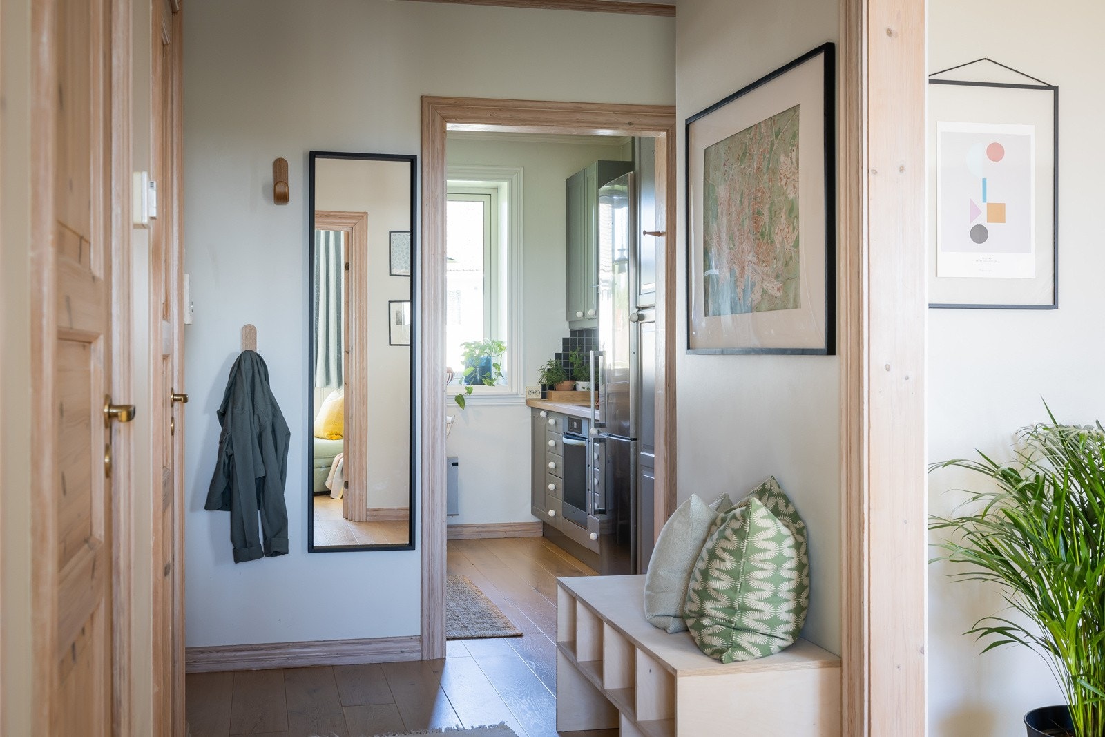 Gjennomgående lysforhold i boligen, særdeles gode da det er toppetasje. Galleribilde