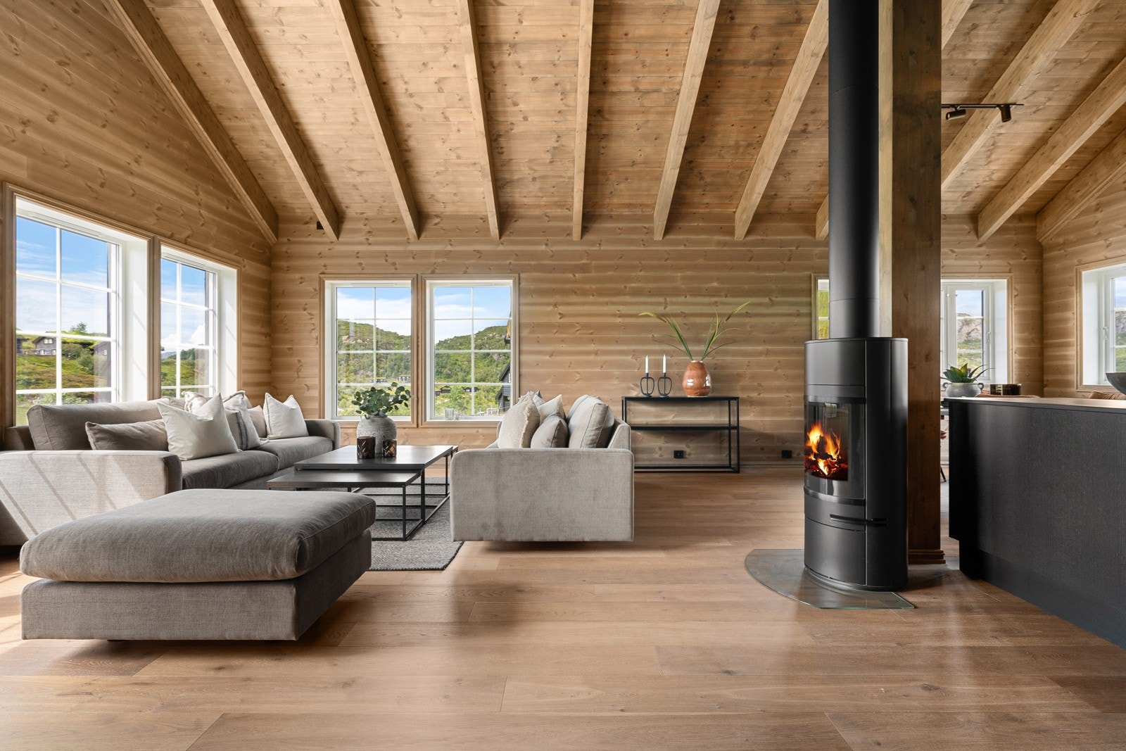 Fra entreen kommer man inn i en stor og luftig stue- og kjøkkendel som ligger separat fra resten av hytten. Galleribilde