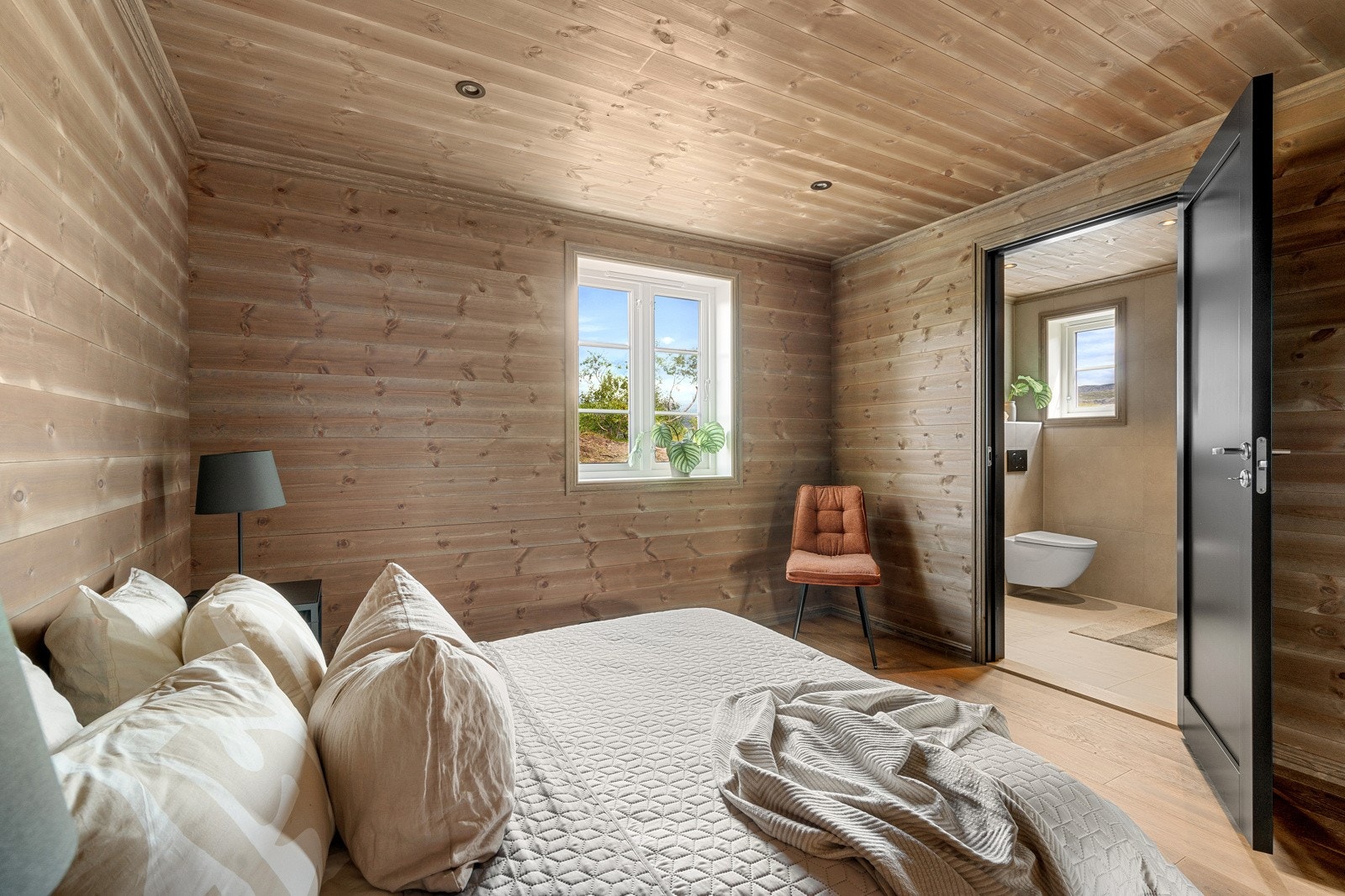 Hovedsoverommet har tilgang til eget bad Galleribilde