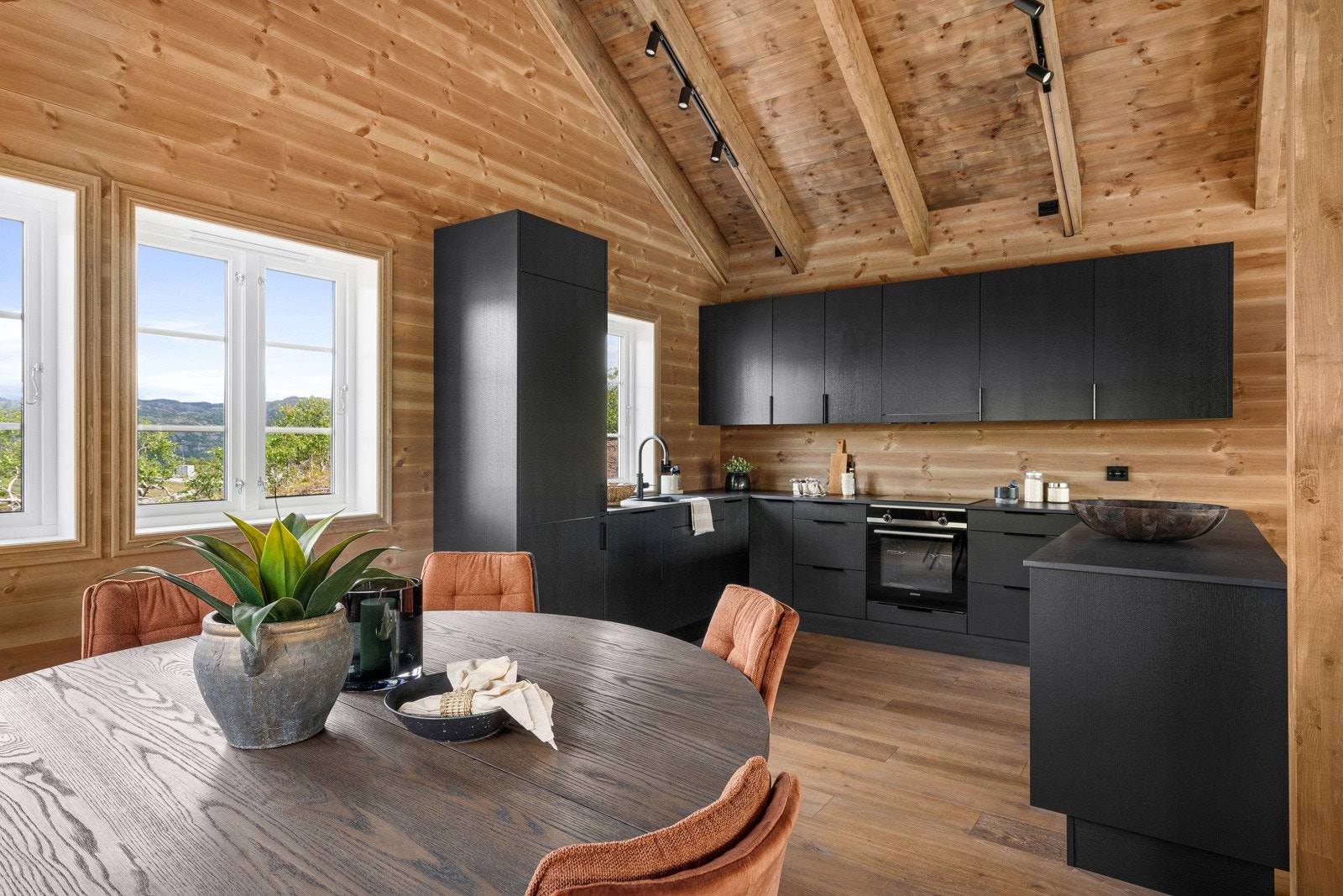 Nydelig tidsløst kjøkken fra Bjerks Trevare med integrerte hvitevarer Galleribilde