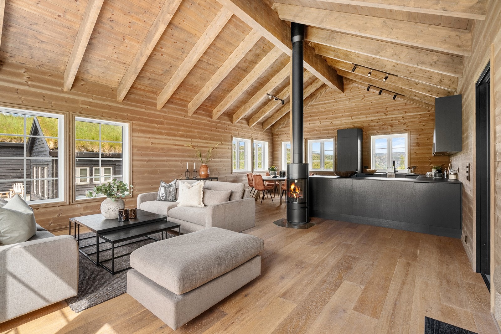 Peisen er plassert i midten av rommet, denne fungerer som en naturlig romavdeler Galleribilde