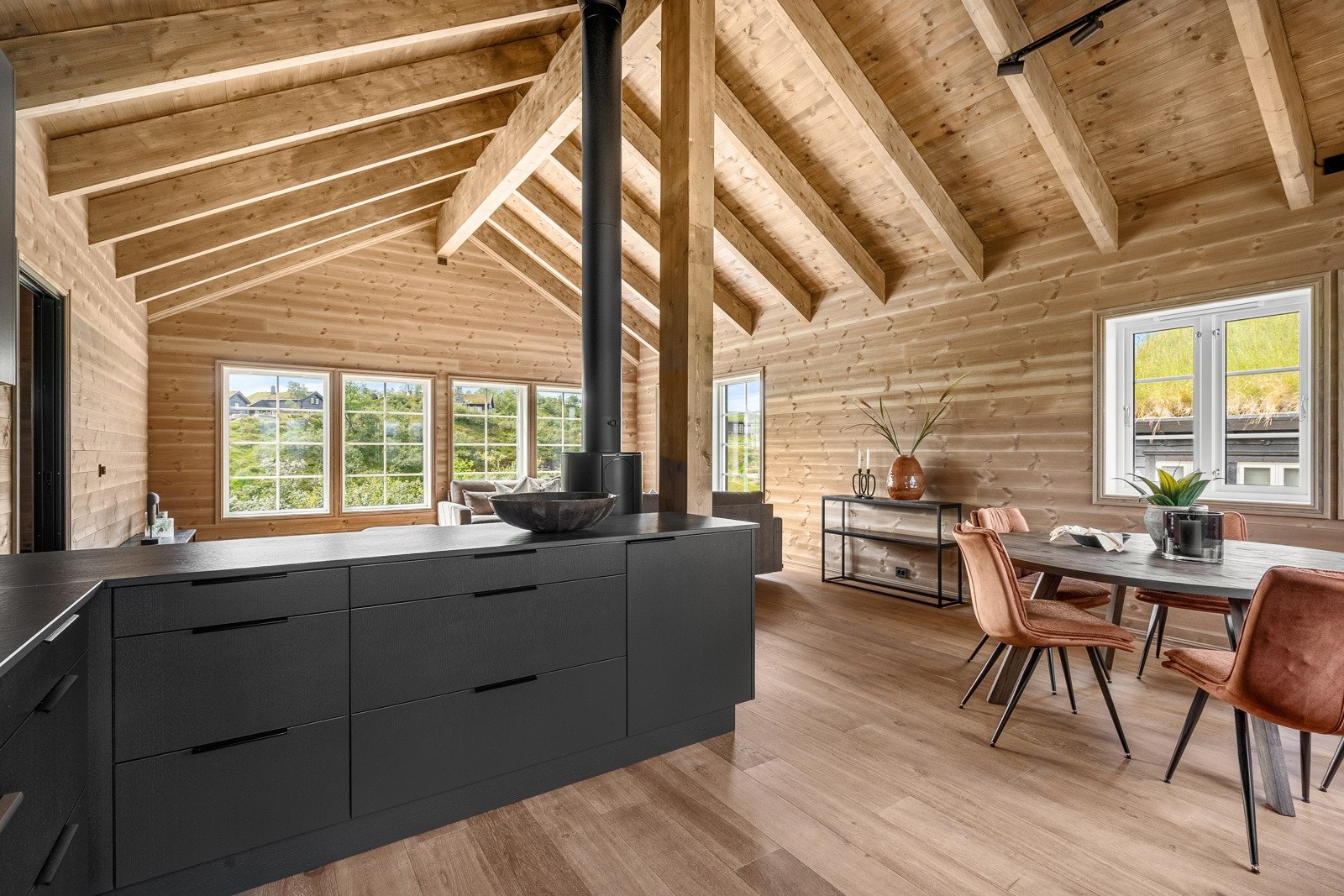 Praktisk kjøkkenøy som vender ut mot stuen Galleribilde