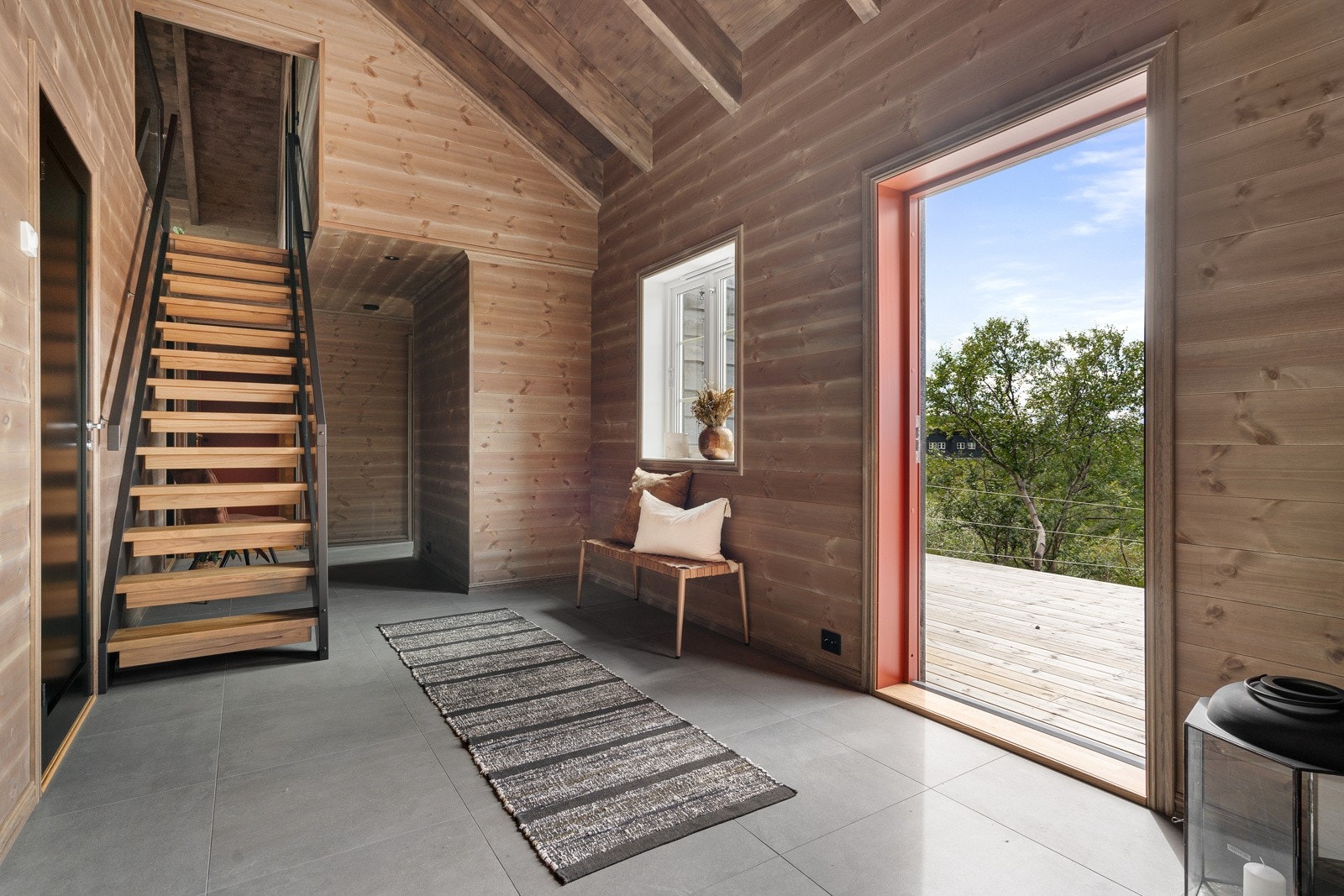 Stor fliselagt entre med god takhøyde Galleribilde