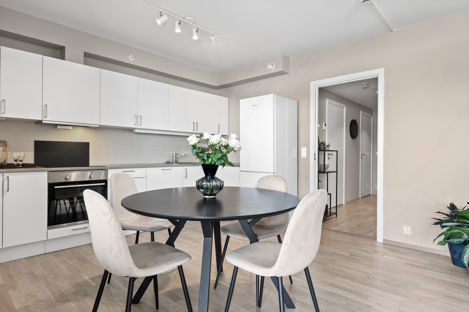 Kvalitetskjøkken fa Sigdal utstyrt med integrerte hvitevarer, komfyr, platetopp og oppvaskmaskin Galleribilde