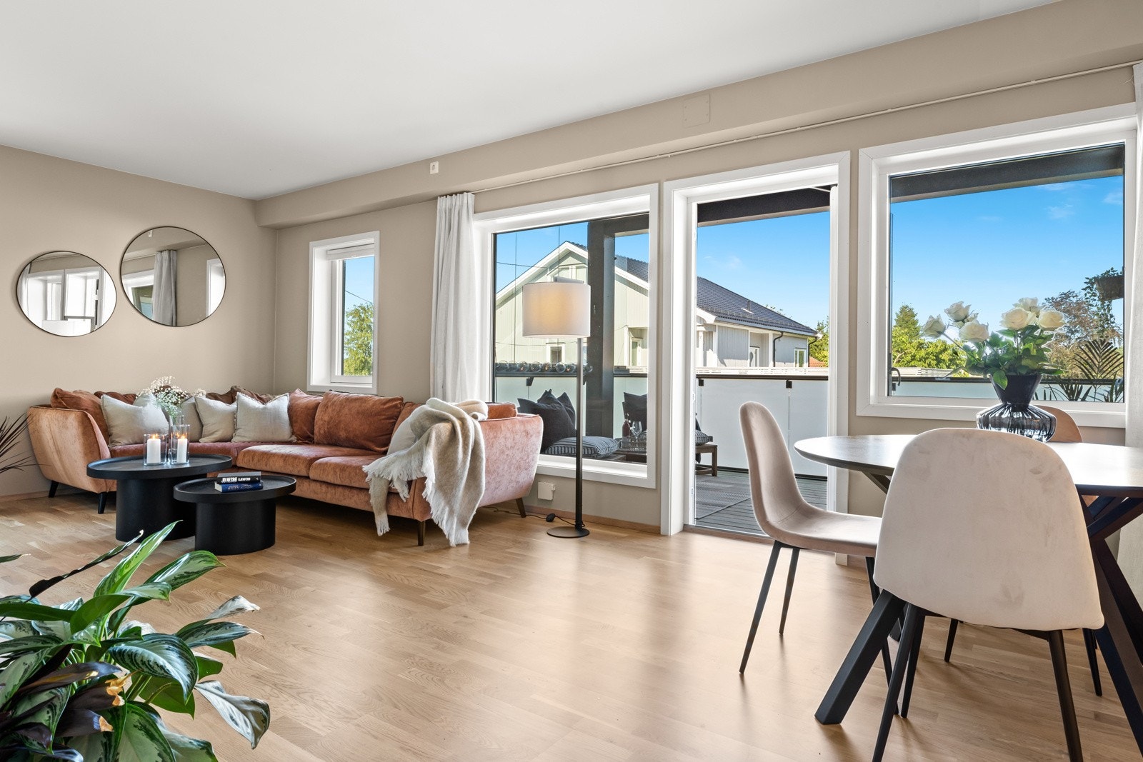 Leiligheten var ny i 2022 og har pene flater, parkettgulv og stilren kjøkkeninnredning Galleribilde