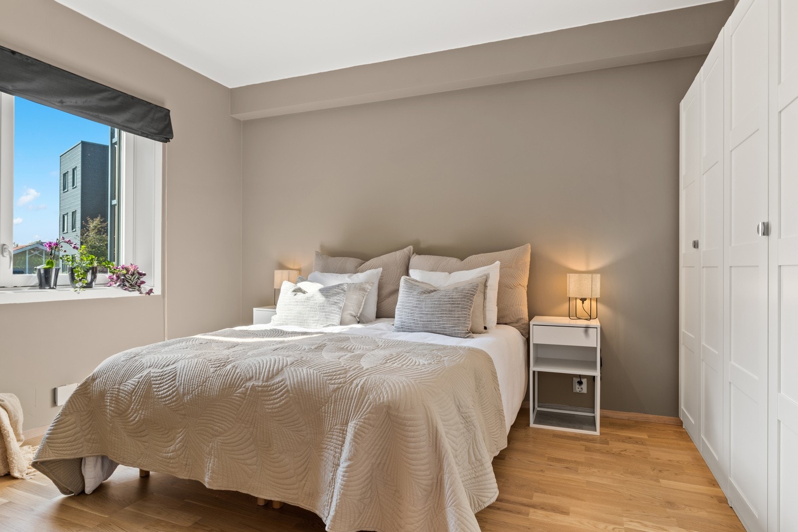 Leiligheten har to soverom. Hovedsoverommet har garderobeskap Galleribilde