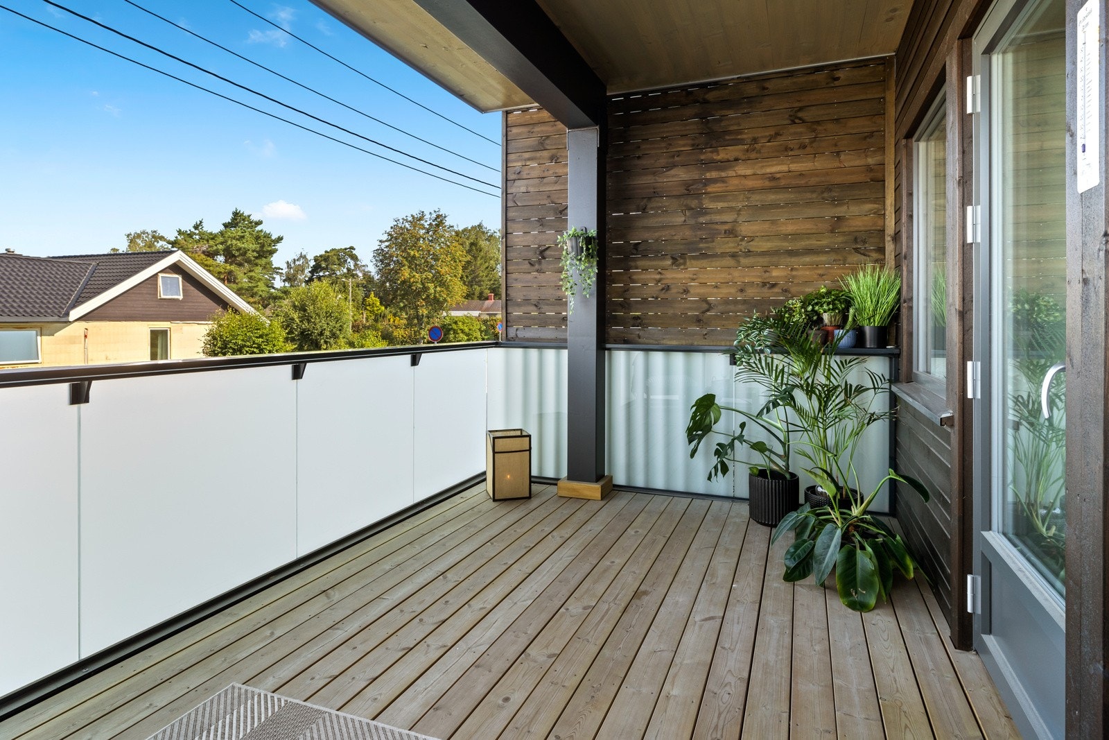 Uteplassen ligger godt skjermet med levegg og tak Galleribilde