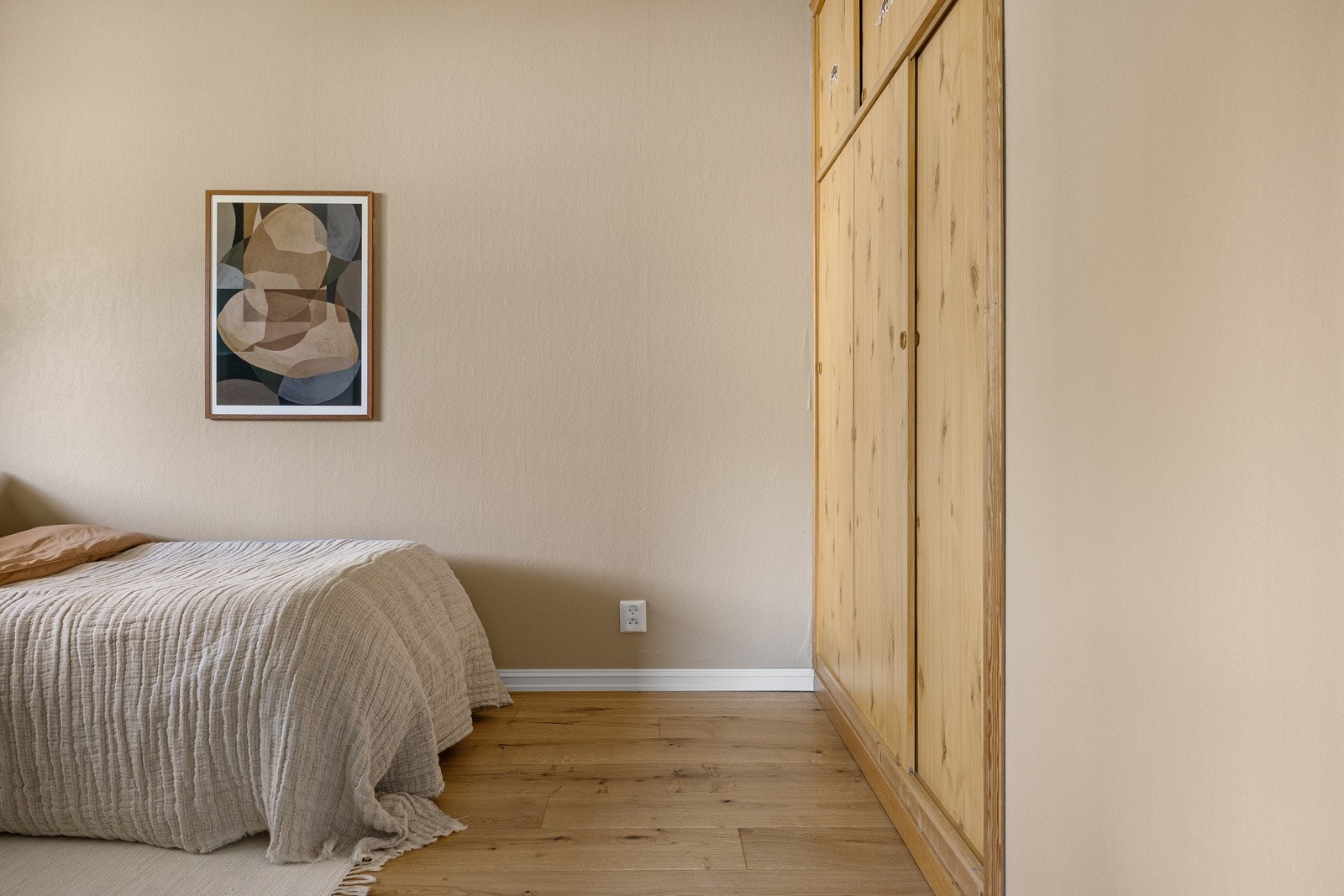 Her er det en praktisk plassbygd garderobeløsning med mye rom for oppbevaring. Galleribilde