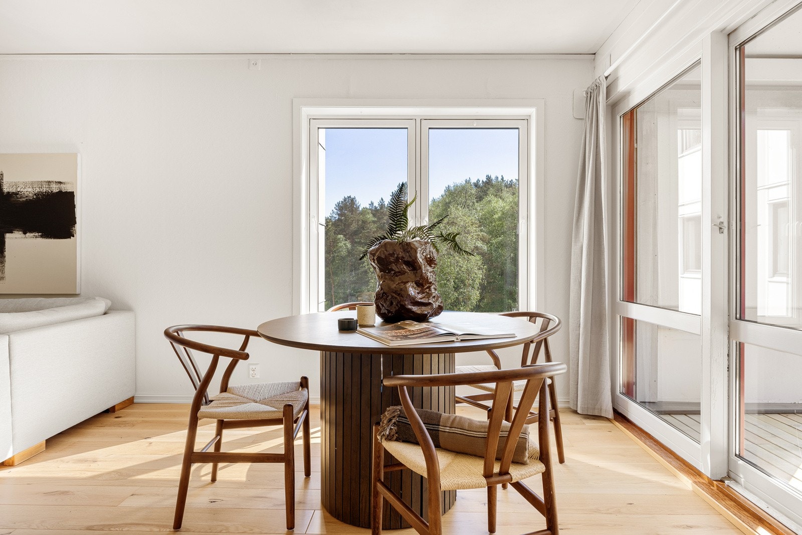 De store vindusflatene sørger for rikelig med naturlig lysinnslipp til rommet, noe som gjør det lyst og luftig. Galleribilde