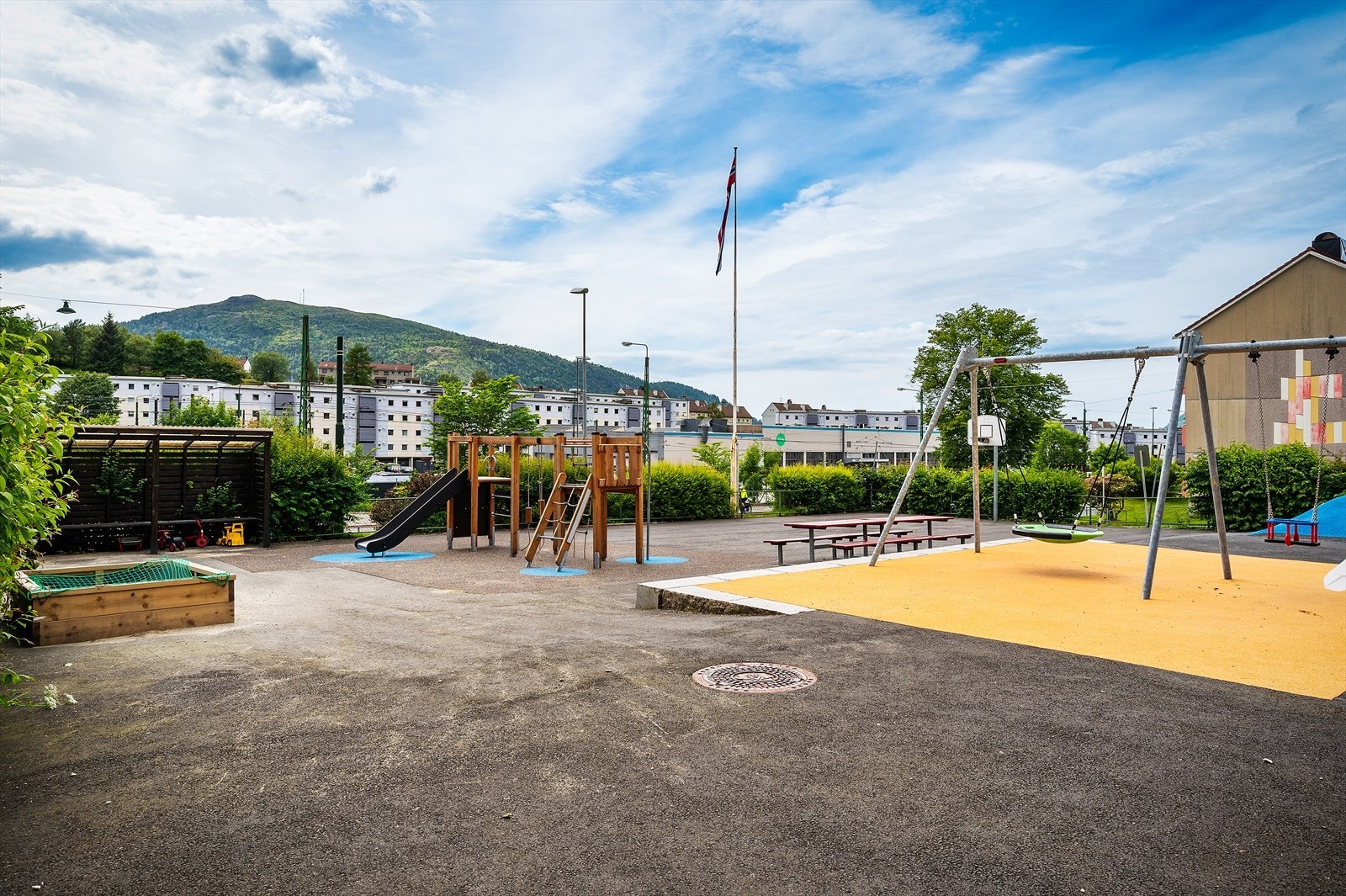 - Fellesarealene er pent opparbeidet med felles lekeplass til glede for barna - Galleribilde