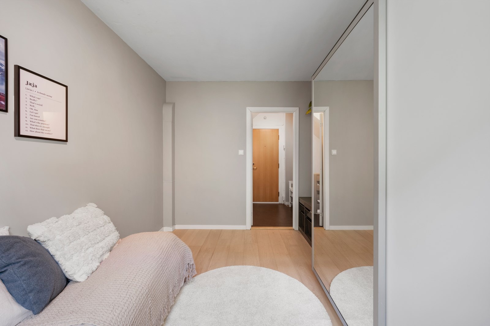 - Merk meget praktisk skyvedørsgarderobe som gir godt med oppbevaringsplass - Galleribilde