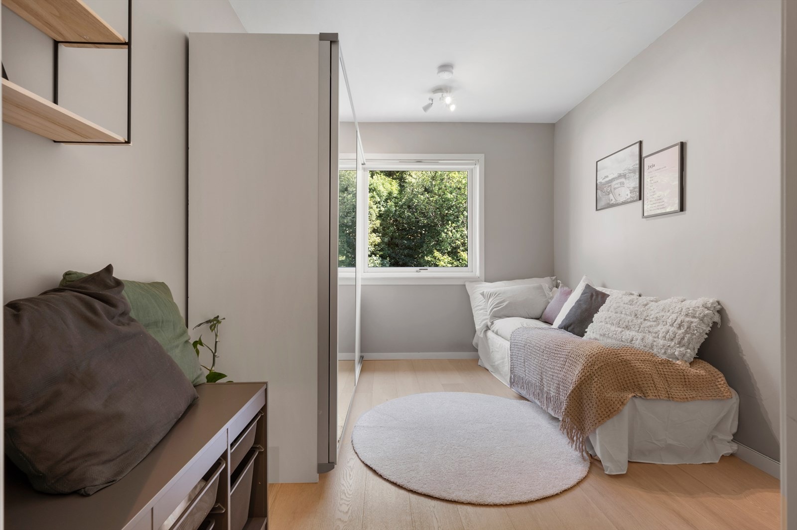- Flott usjenert soverom, som måler 9,4 m² - Galleribilde