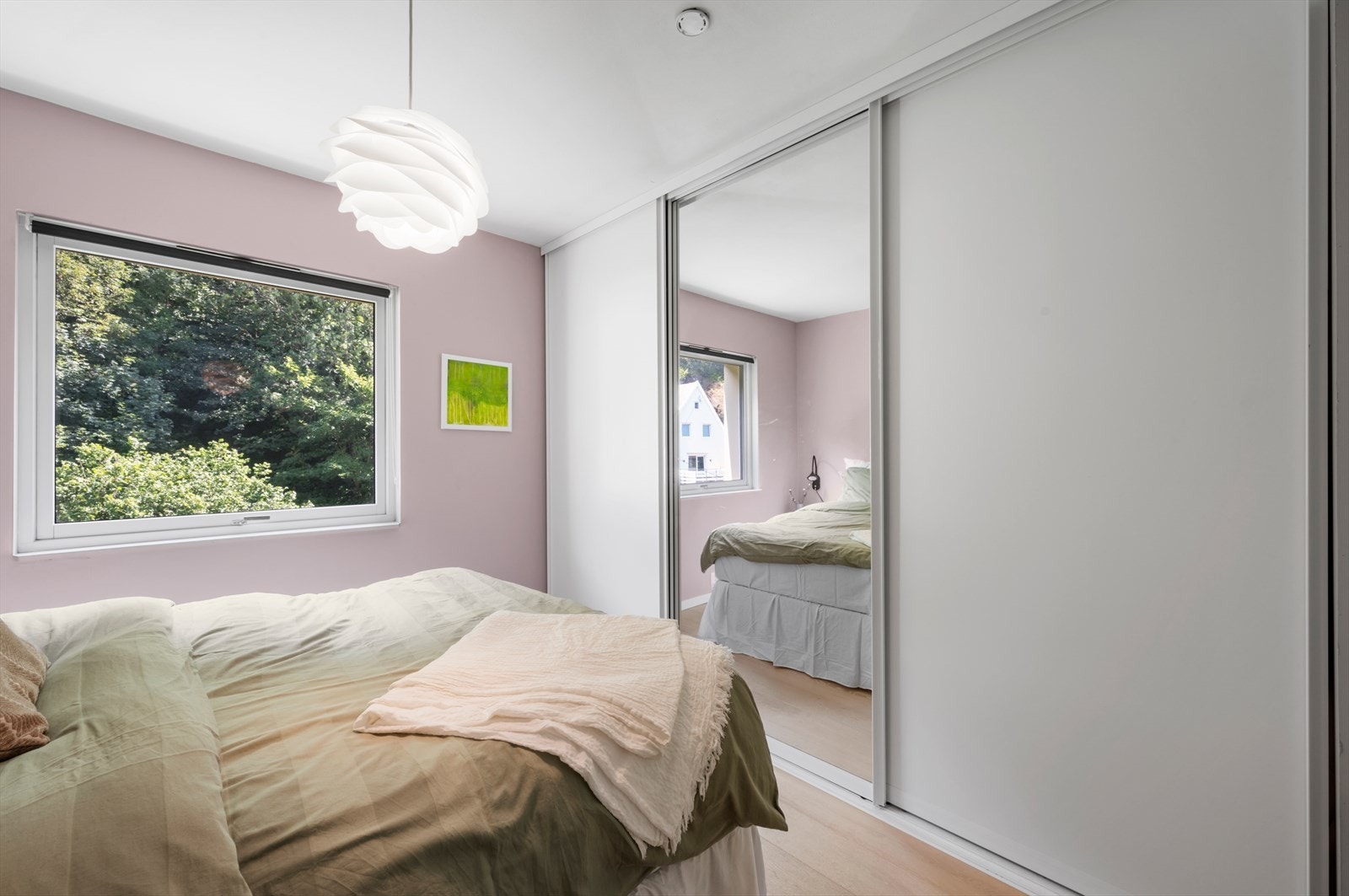 - Hovedsoverommet har også en lekker skyvedørsgarderobe med rikelig lagringsplass - Galleribilde