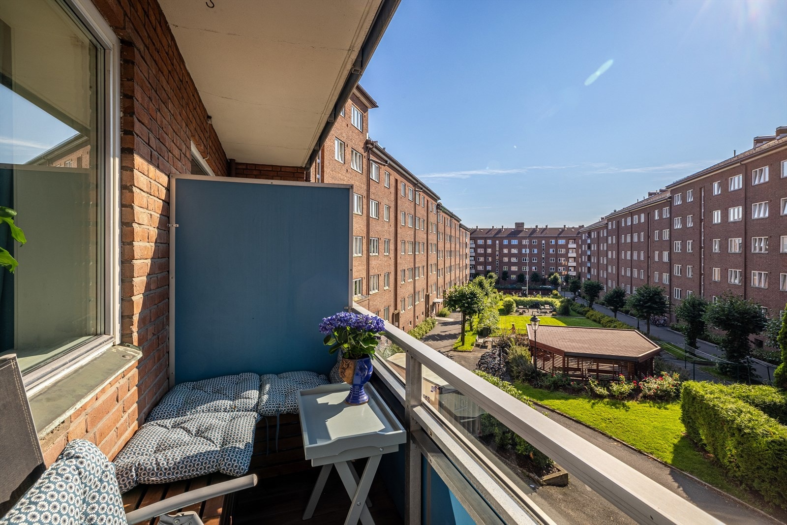 Det at balkongen vender inn mot rolig bakgård sørger for stillhet og et hyggelig utsyn Galleribilde