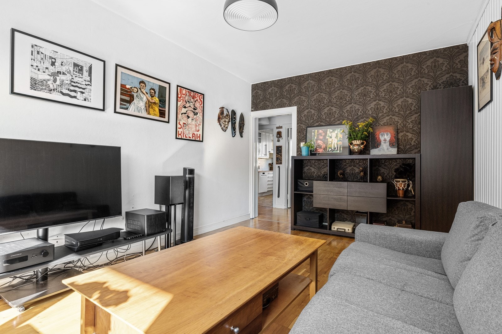 Fra inngangspartiet beveger du deg videre inn til boligens stue og det sosiale samlingspunktet. Galleribilde