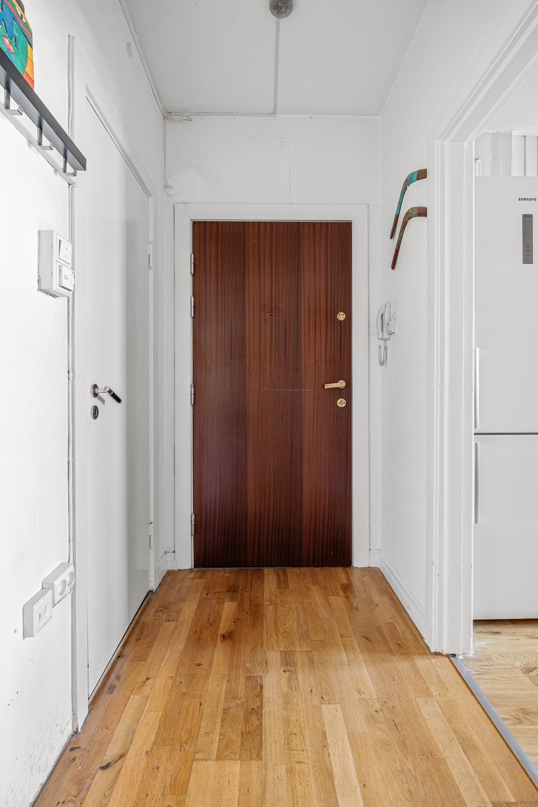 Fra entréen har du tilgang på alle rom i boligen. Galleribilde