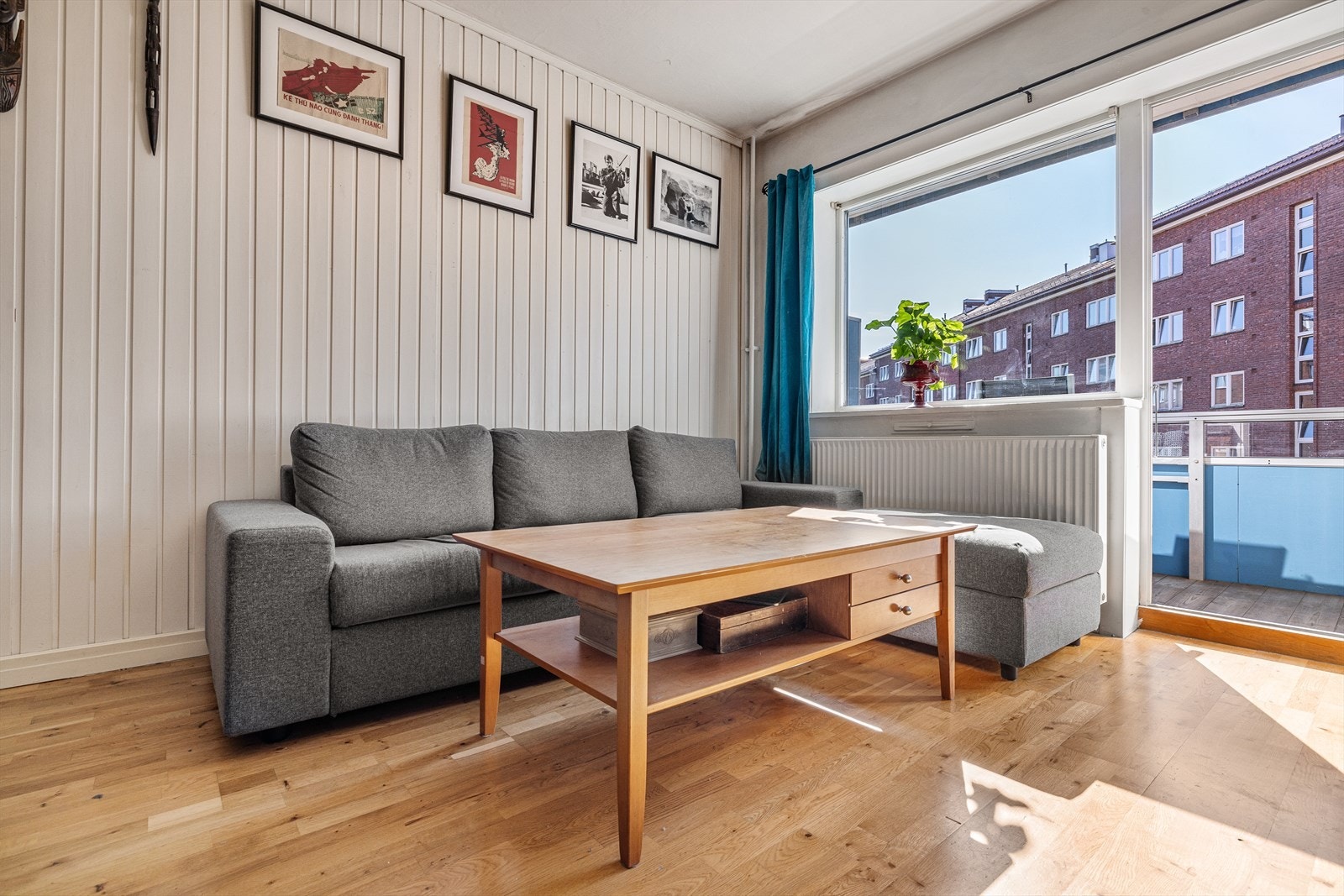 Det er god plass til sofagruppe, mediebenk og et stort spisebord Galleribilde