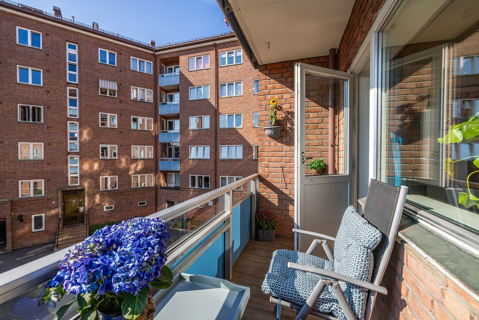 Balkongen er lun og solrik med god plass til en hyggelig sittegruppe. Galleribilde