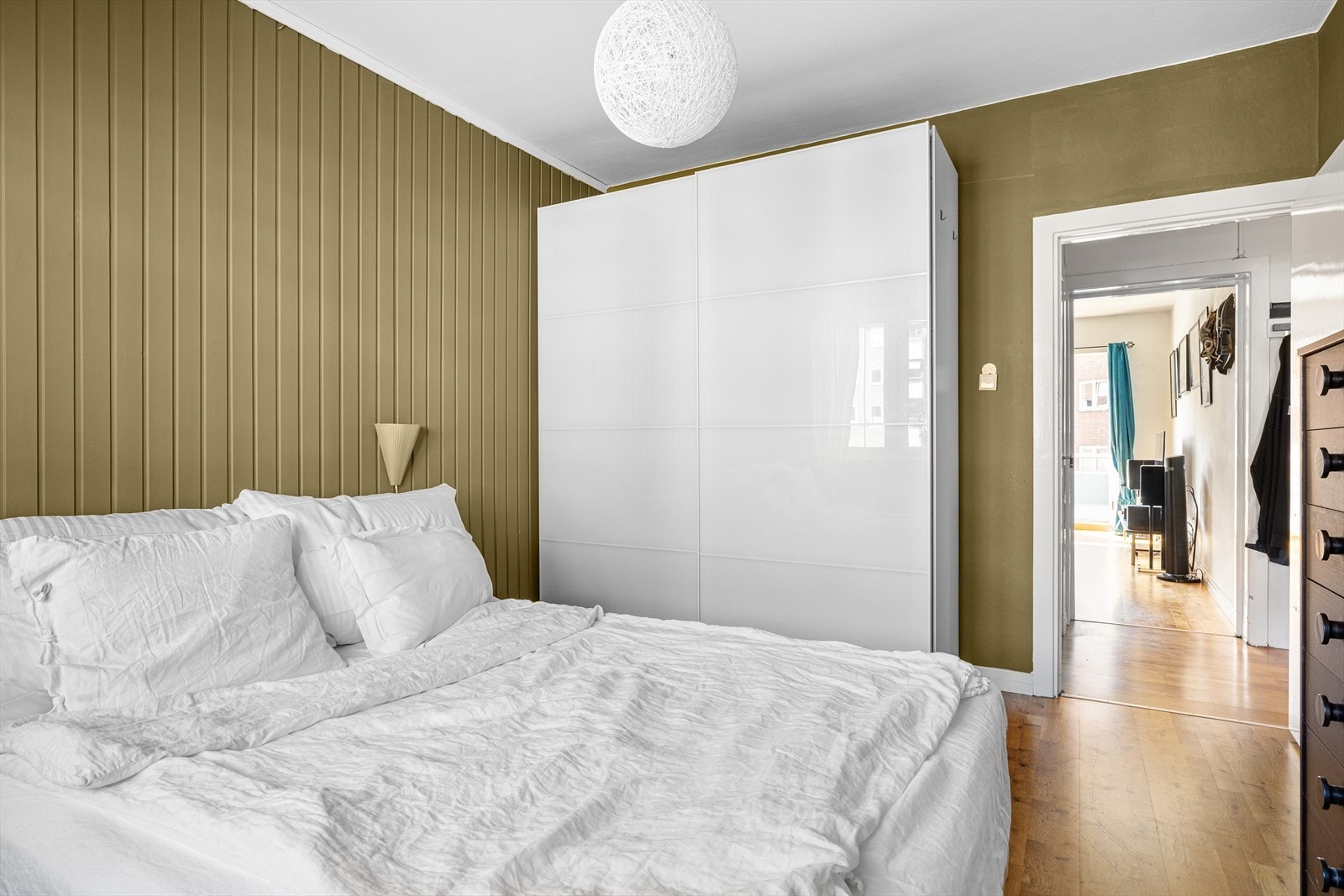 Boligens soverom er romslig med god plass til stor dobbeltseng og nattbord på hver side Galleribilde