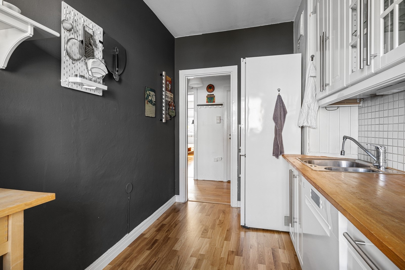 Boligens kjøkken er romslig med god oppbevaringsplass i skuffer, over- og underskap. Galleribilde