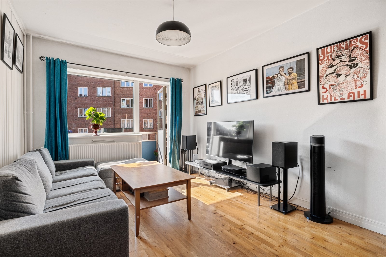 Stuen er lys og åpen som følge av store vinduer og lyse fargevalg. Galleribilde